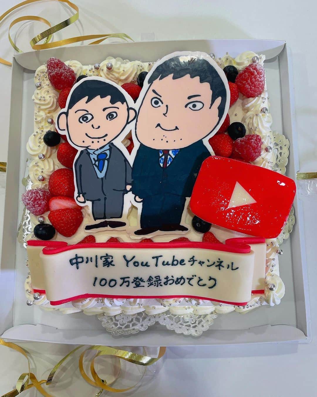 中川家さんのインスタグラム写真 - (中川家Instagram)「生配信ありがとうございました👏 100万登録記念で作っていただいたケーキの写真をあげさせていただきますー💖💖💖🥹 イラストは剛さんが1回目の生配信で描いたものです😽  7000人もの皆さんにリアタイいただきありがとうございました😭👏👏  #生配信 #youtube」5月7日 22時54分 - nakagawake.tsu.re