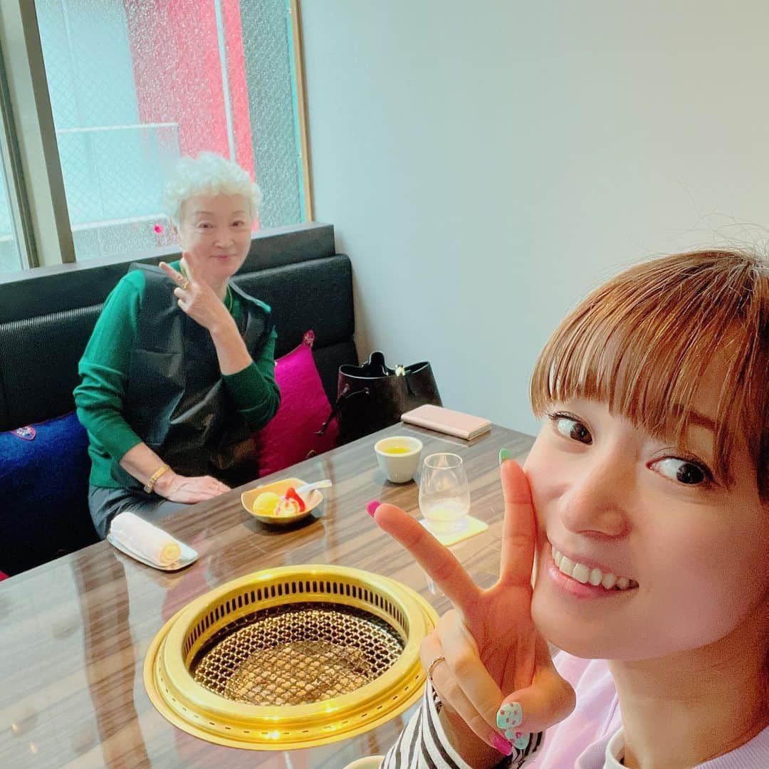 のインスタグラム：「GW最終日はままとランチ🍚✨ ・ こんでいるかなぁと思ったら、雨☔️だからかせっかくの歩行者天国もガラガラでした💡 ・ そして、来週は『母の日💐』です！ みなさんはどんな感謝の伝え方をしますか？☺️ ・ #ランチ #銀座ランチ #ママとデート #🍚#ginza #gw #たかはしゆい」
