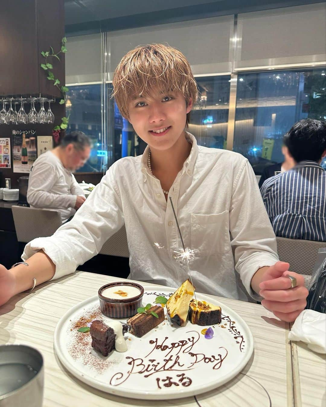 新井谷悠のインスタグラム：「今日で19歳になりました！！😆朝からみんなからのメッセージがたくさん来ててめっちゃ嬉しかったです🥰✨最高の1日になりました！！パパとママ俺を産んでくれてほんとにありがとう！！10代ラストたくさん青春して色んなこと挑戦して色んな経験します！！✨こんな俺だけどこれからもみんなよろしくね〜！✌️✌️みんなだいすき😚💕#誕生日 #19歳#新井谷悠」