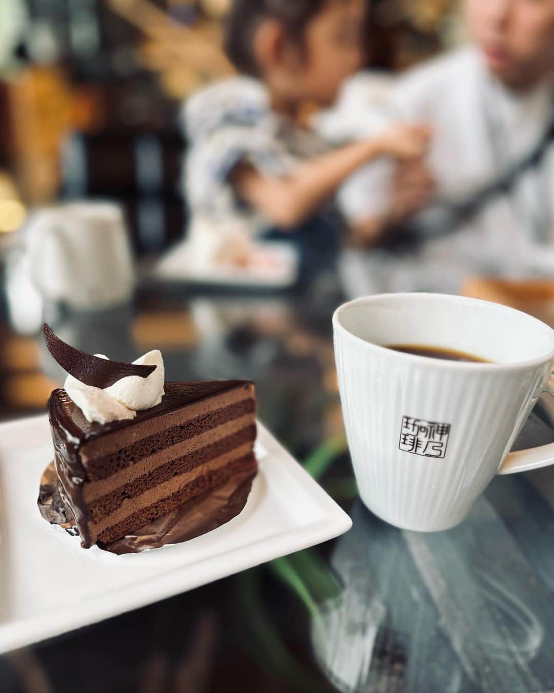 菊井彰子さんのインスタグラム写真 - (菊井彰子Instagram)「のんびりGW最終日。  いちごのケーキが食べたいねーとなってぷらっと初めて入ってみた神乃珈琲のコーヒーがとっても香りたかくフルーティーで美味しかった☕️  ケーキの甘さもお上品で好き🙆‍♀️🍰  神乃珈琲　factory&labo in 学芸大学 味わいを支えるロースタリー（焙煎機）を持つ店舗 @kannocoffee.official   店内も開放感たっぷりで内装も素敵でした。😚  #gwの過ごし方  #gwのおもひで」5月7日 22時47分 - yanakiku_kiku