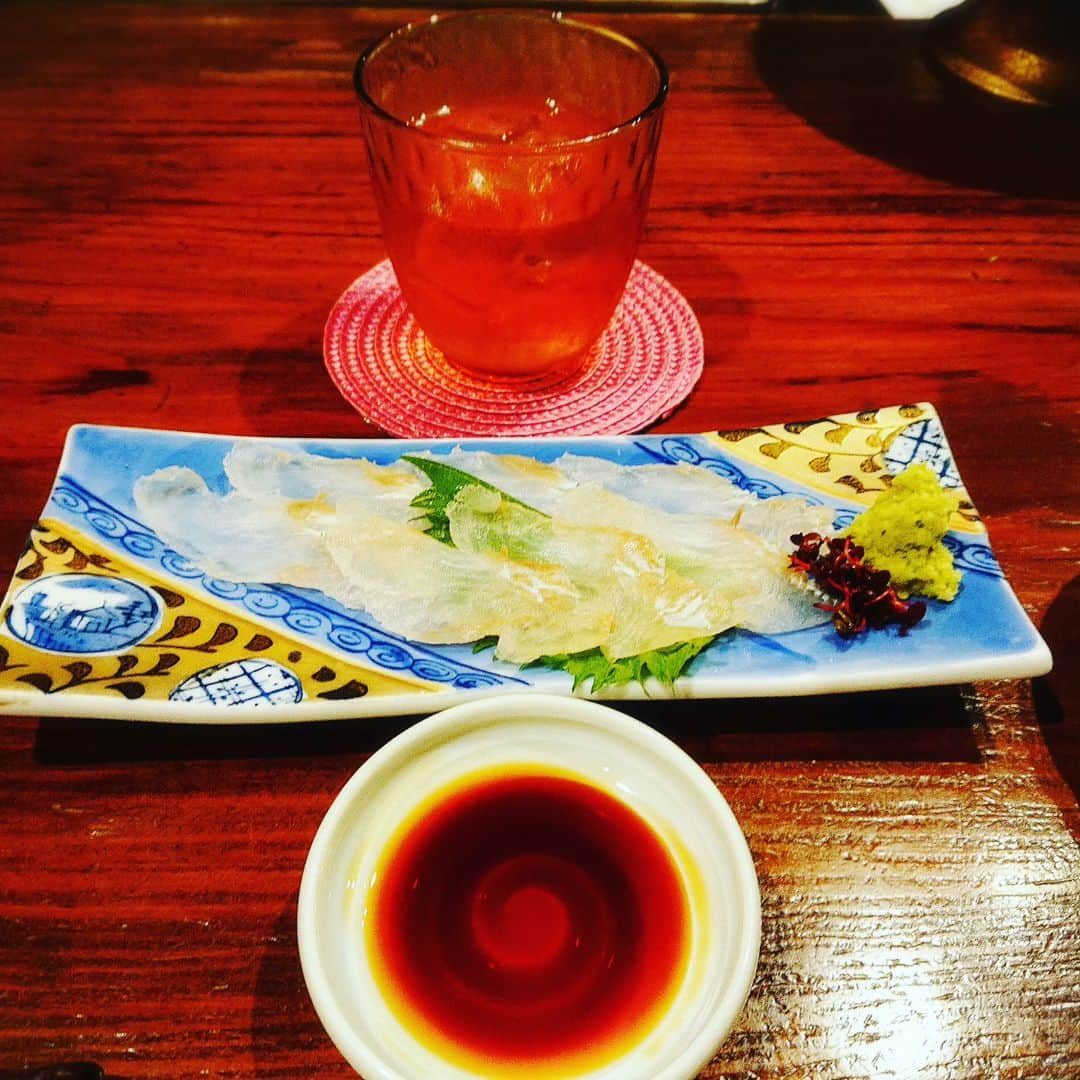 舞咲りんさんのインスタグラム写真 - (舞咲りんInstagram)「宮崎市にある『ひらり』  ここのお料理は最高❤❤❤  お魚が食べたいときは 必ず！予約しちゃいます。  他県からのお客様も たーーーくさん！いらっしゃるので お店に伺う際は お電話をお願いいたします😆😆😆  私のオススメは カウンターのお席🤩  そして 宮崎県の焼酎の種類も いっぱいあり、なかなか外に出回らない 焼酎もあるらしいのです！！！！ （焼酎呑めないので分らないけど💦）  宮崎の郷土料理を召し上がるなら 是非！ [ひらり]へ行かれてみては如何でしょうか⁉️  お魚以外にも美味しい物ありますよ♥♥♥  #宮崎市 #宮崎グルメ #ディナー #郷土料理 #郷土料理好きな人と繋がりたい #焼酎 #焼酎好きと繋がりたい #旅行 #いらっしゃいませ」5月7日 22時51分 - maisaki_rin_85