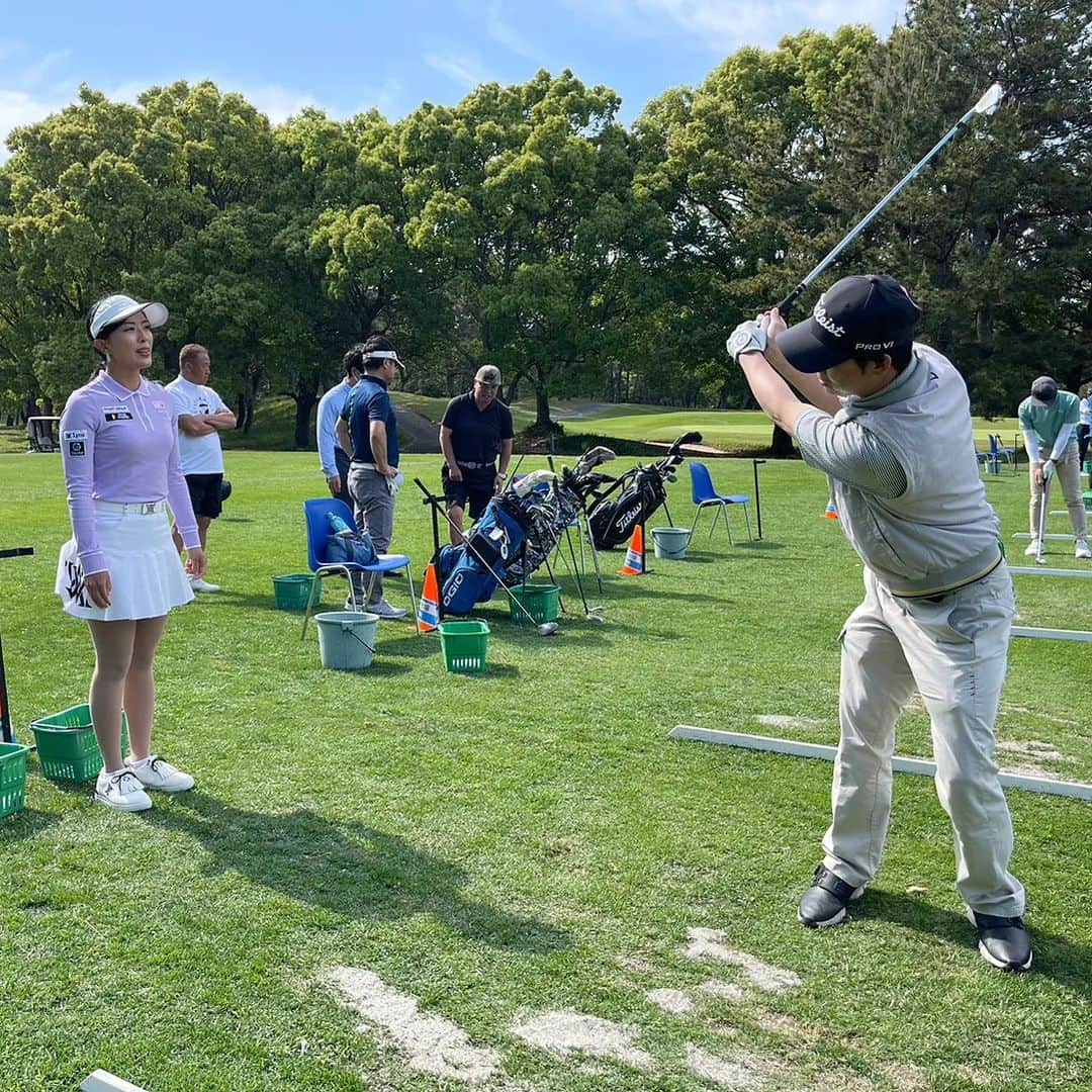 小澤美奈瀬さんのインスタグラム写真 - (小澤美奈瀬Instagram)「浜松シーサイドゴルフクラブさまでのレッスンイベントにご参加頂きました皆様本当にありがとうございました🥰🎪💕 三日間とても盛り上がって私もすごく楽しかったです😍最終日のお写真だけなくてすみません~😭連日初心者の方から上級者の方までたくさんの方がレッスンを受けてくださり嬉しいお言葉をたくさん頂けて幸せでした🥺フロントにも喜びの言葉を残してくださる方が多く毎日色々なところで褒められてお肌ツヤツヤになりました🥰💖 また浜松シーサイドゴルフクラブのスペシャルウィーク期間中にレッスン会も開催しますのでぜひ @hamasea1966 のInstagramもフォローしてチェックしてくださいね🥰🌟 スタッフの皆様も付きっきりでたくさんのサポートをしてくださって毎日本当にありがとうございました😍💕  #浜松シーサイドゴルフクラブ #ゴールデンウィーク #スペシャル #レッスン会 #ゴルフ #ドライバー #アイアン #アプローチ #パター #全米女子プロゴルフ協会 #小澤美奈瀬」5月7日 22時52分 - i_am_minase