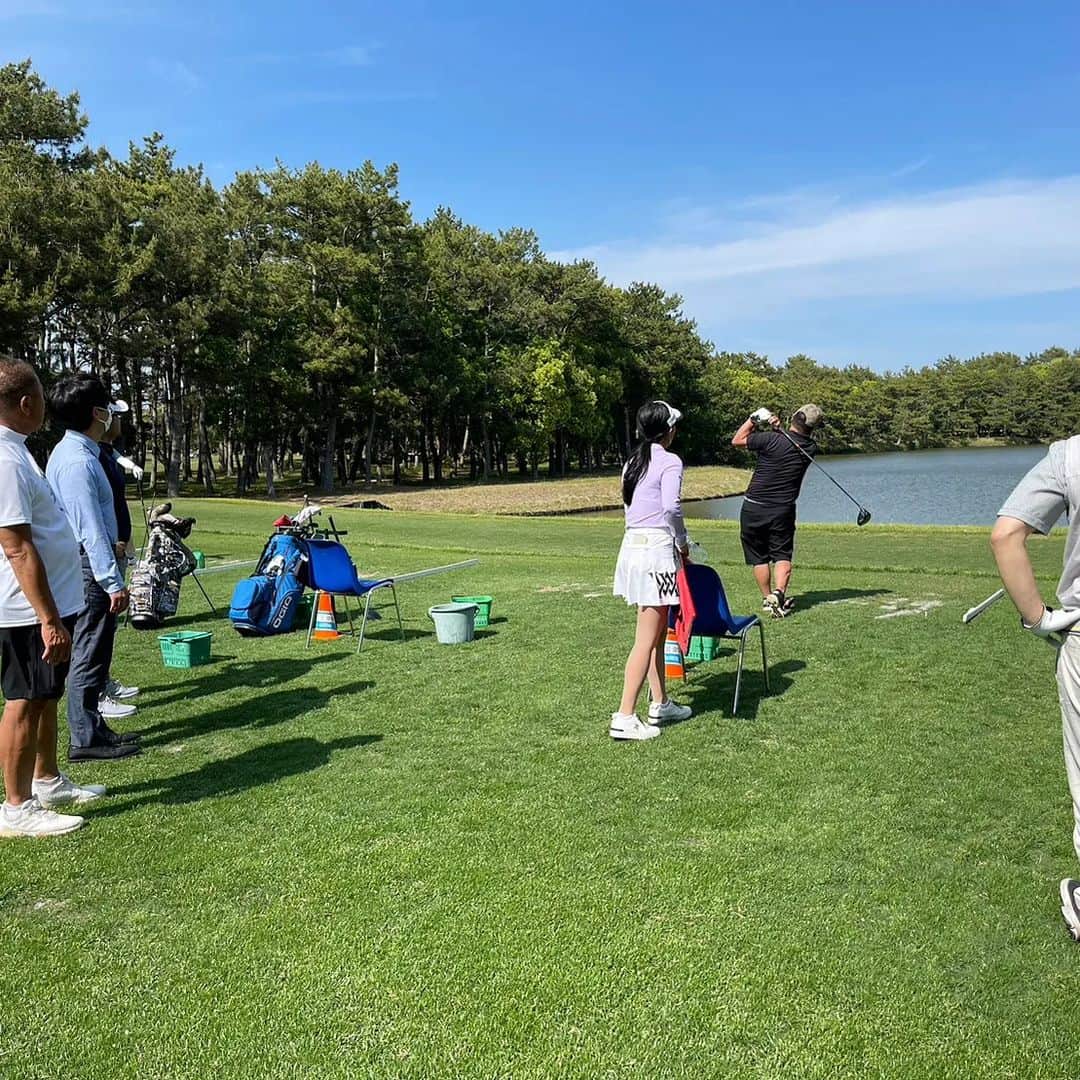 小澤美奈瀬さんのインスタグラム写真 - (小澤美奈瀬Instagram)「浜松シーサイドゴルフクラブさまでのレッスンイベントにご参加頂きました皆様本当にありがとうございました🥰🎪💕 三日間とても盛り上がって私もすごく楽しかったです😍最終日のお写真だけなくてすみません~😭連日初心者の方から上級者の方までたくさんの方がレッスンを受けてくださり嬉しいお言葉をたくさん頂けて幸せでした🥺フロントにも喜びの言葉を残してくださる方が多く毎日色々なところで褒められてお肌ツヤツヤになりました🥰💖 また浜松シーサイドゴルフクラブのスペシャルウィーク期間中にレッスン会も開催しますのでぜひ @hamasea1966 のInstagramもフォローしてチェックしてくださいね🥰🌟 スタッフの皆様も付きっきりでたくさんのサポートをしてくださって毎日本当にありがとうございました😍💕  #浜松シーサイドゴルフクラブ #ゴールデンウィーク #スペシャル #レッスン会 #ゴルフ #ドライバー #アイアン #アプローチ #パター #全米女子プロゴルフ協会 #小澤美奈瀬」5月7日 22時52分 - i_am_minase