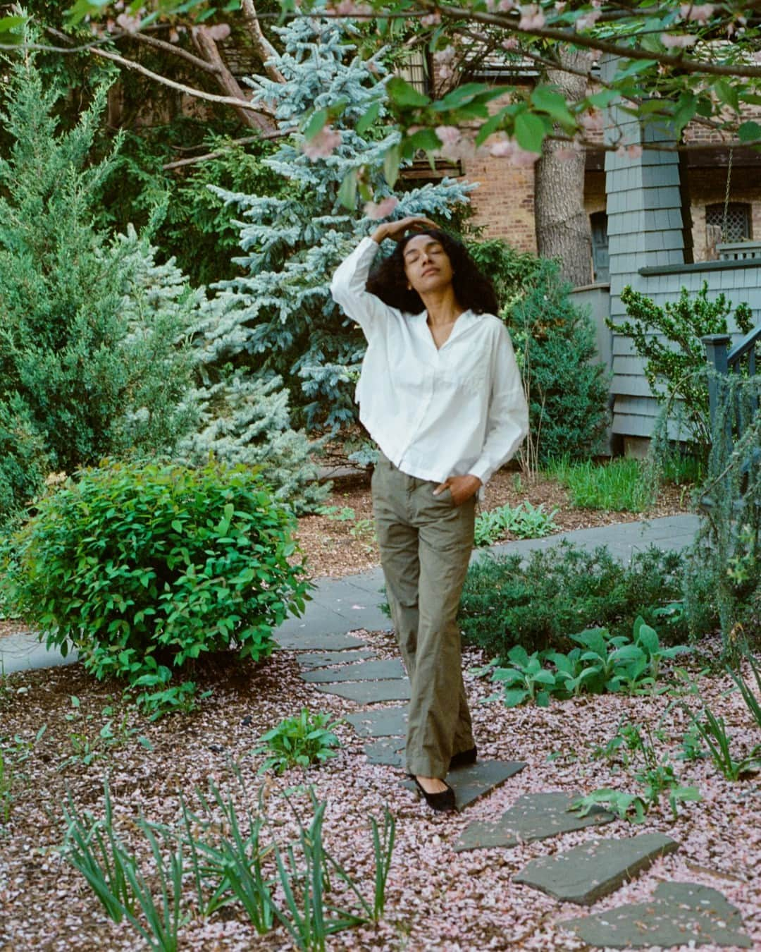 スティーブンアランのインスタグラム：「Shereen wears the Lucy Shirt in Washed White and Slacker Pant in Khaki Ripstop.」