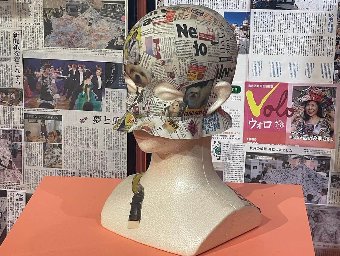 ぱいぱいでか美さんのインスタグラム写真 - (ぱいぱいでか美Instagram)「文具アート💮✏️📰 . 日本橋高島屋で開催中の『知られざる文具アートの世界』 みにいってきました〜👀 安東和之さんのスーパーハンコアート 代表作の一つ「絶望の契約」は何度見ても迫力あるし 近くで見るとすごく繊細で生で見るのが一番いいな〜 はんこの掠れとかも直接見るのが一番楽しい！ 「メモ魔」もどんな判子で描いたのか近くで見るからこその答え合わせがあって笑いました😂  お目当ては安東さんの作品だったけど 他にもすごい作品がたくさん！ えんぴつ、セロハンテープ、マスキングテープ 輪ゴム、丸シールとか縛りの中で何かを作り上げているものが 個人的には好みで、見れば見るほど面白かったです……！  文具アートって使ってる資材がすごく身近なものだからか 普段いろいろ見に行く展示とかよりも 来ている人の年齢層が広かった気がします！ 小さい子もキャッキャ見てて可愛かった☺️ 明日まで開催中なのでお近くの方はぜひ👀 . #知られざる文具アートの世界 #日本橋高島屋 #安東和之 さん #スーパーハンコアート #でか美ちゃん」5月7日 22時56分 - paipaidekami