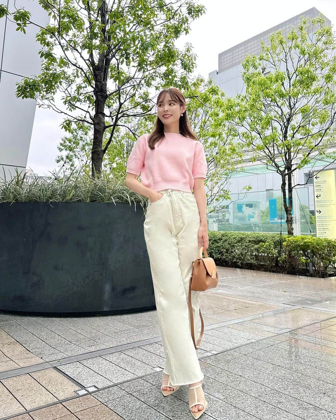 磯田 ひかる(Hikaru Isoda) のインスタグラム：「こんばんは🌙*.｡ GW最終日ですね🥹 東京は雨模様でした🌧  こんな雨の日はカラーアイテムで気分だけでも明るく🩷 ホワイトデニムできれいめな印象になります🎶  【着用アイテム】 Tops @grl_official  パフスリーブニットトップス[cu216] カラー :ライトピンク サイズ :M ¥1,599  フリンジフレアパンツ[gm459] カラー :アイボリー サイズ :XS ¥1,999(税込)  Shoes @evol_official0  Bag @polene_paris   ------------------------------ picaru：162cm / 骨格ウェーブ 1st ブライトスプリング 2nd ブライトサマー  大人可愛いスタイルアップコーデ ヘアメイクを合わせた トータルスタイリングを提案🤍  不定期にストーリーで ファッションお悩み相談募集中🥰 ------------------------------  他の投稿を見る→【@picaruuu】」