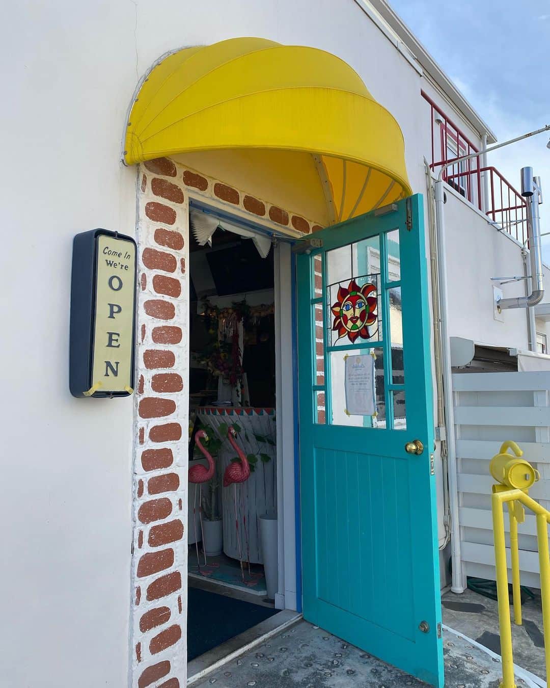 まゆまゆさんのインスタグラム写真 - (まゆまゆInstagram)「. 天気のいい日に、芦屋浜の可愛いお店💙🍕🌞 . 暖かくなると真っ白ワンピが着たくなる👗🤍 これ、軽くて着やすくてびっくり🤍 @anne2018_official  デザインが可愛いのはもちろん 生地がしっかりしてるし、透けない🤍 シワになりにくいのも嬉しい💞 ポケットついてるのも私的にめっちゃ良い◎ . #ワンピースコーデ #ワンピース #白ワンピース」5月7日 23時00分 - 7mayu2mayu