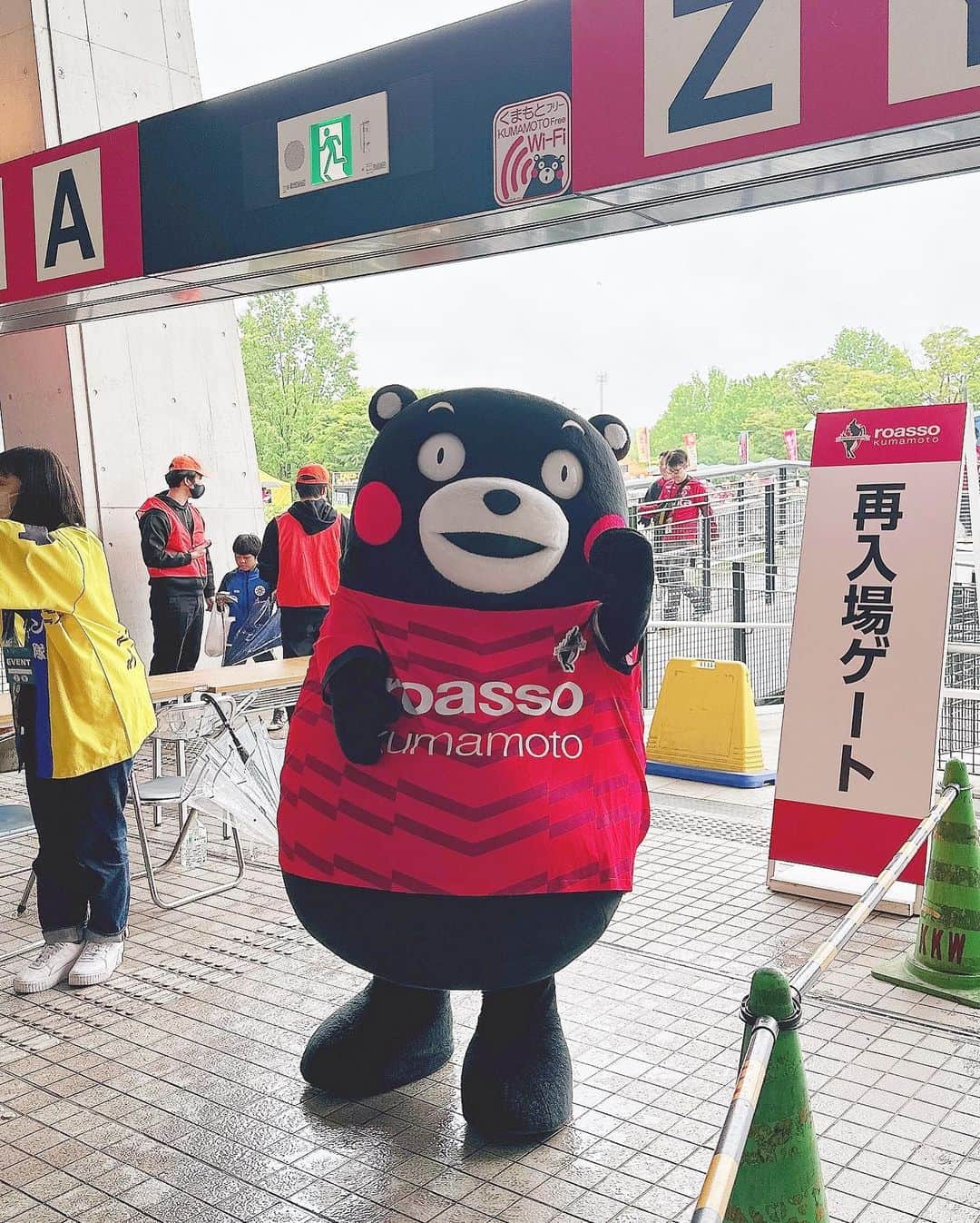 近藤沙瑛子さんのインスタグラム写真 - (近藤沙瑛子Instagram)「#ロアッソ熊本 ホームゲーム甲府戦⚽️ 熊本に観に行ってきました🏟  雨の中の試合だったけど、選手の皆さんもサポーターの皆さんも、本当にお疲れ様でした🐸🫧勝てて良かった☺️🙌🏻  普段は東京だから中々熊本の試合に行けないけど、これからも出来る限り時間があるときは現地に行って応援したいな🐴  私、GW楽しみ過ぎてるかもしれない🥹🙏🏻✨  #ロアッソ  #ヴァンフォーレ甲府 #ロアッソくん #くまモン #えがお健康スタジアム #サッカー #j2 #ババババンビ」5月7日 23時01分 - saekondo_inu
