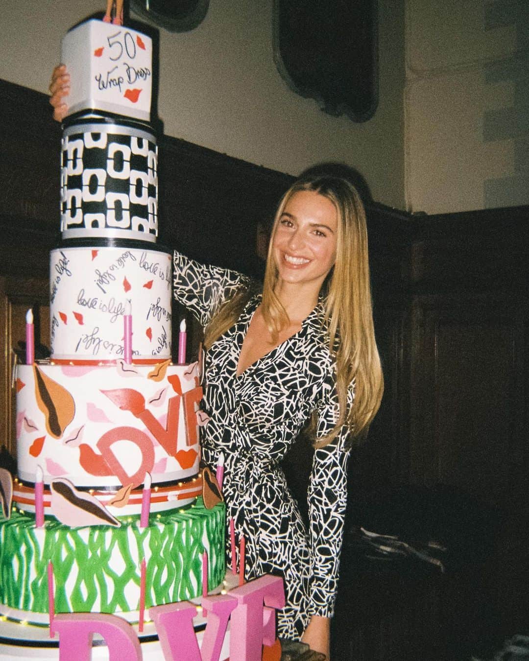 ダイアン フォン ファステンバーグのインスタグラム：「HBD to @TVF !💚💖」
