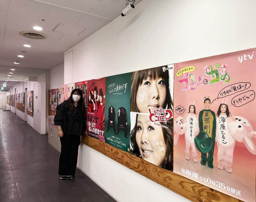 のインスタグラム：「打ち合わせのため会社へ  よしもと社内廊下🏢 ポスター有難いです🙏」