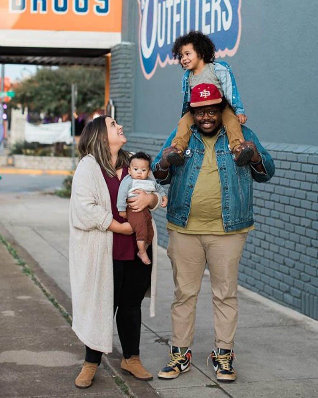 オスプレーのインスタグラム：「"Motherhood rocked me like a roundhouse punch from a heavyweight champ I had no business being in the ring with."   Osprey sat down with Heather Dawes of @spoutfitter to talk about motherhood, mental health, and what it means to manage both. Head to the blog to read on.   📷: Kristen Fondon (first) and Heather Dawes (second, third)  #OspreyPacks #MentalHealthAwareness」