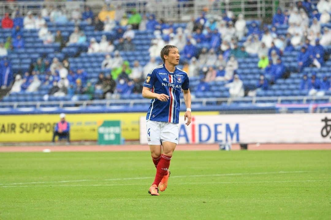 畠中槙之輔さんのインスタグラム写真 - (畠中槙之輔Instagram)「_ vs kyoto 4-1 win○ 雨の中最高の応援ありがとうございました！🔥 まだまだこれから🔴⚪️🔵 #マリノスファミリー #fmarinos #横浜Fマリノス #newbalance #ZAMST」5月7日 23時13分 - hatanaka_shinnosuke