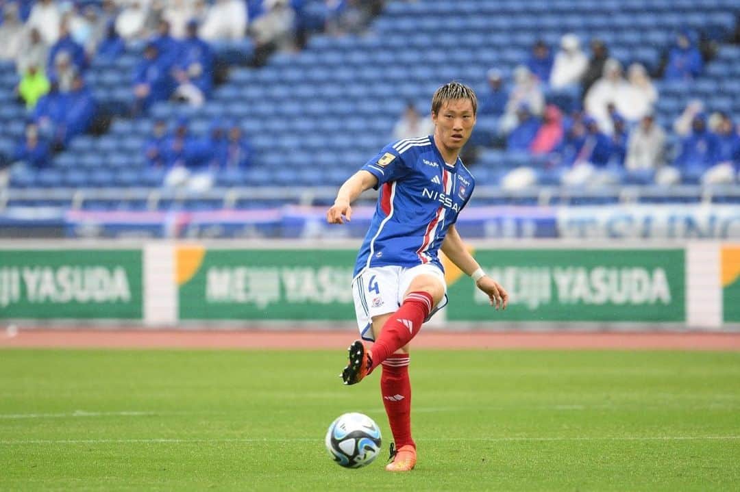 畠中槙之輔のインスタグラム：「_ vs kyoto 4-1 win○ 雨の中最高の応援ありがとうございました！🔥 まだまだこれから🔴⚪️🔵 #マリノスファミリー #fmarinos #横浜Fマリノス #newbalance #ZAMST」