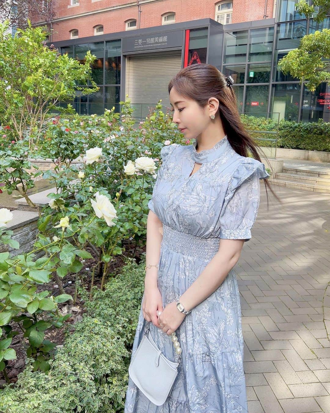 のインスタグラム：「たまたま行ったら薔薇が綺麗で、 たくさんの人達が写真を撮ってました🌹  私も記念に♡  ワンピースは @emiriawiz_official   大好きなブルーグレーカラーに、 オリジナルのフラワー柄が華やかで綺麗🩶 ウエストがゴムで、めちゃくちゃ着心地がいいの☺︎  CHANEL展以来の三菱一号美術館♪  人が凄かった！  GWも終わりですね。 あっという間だったな🤔笑  ・  ・  ・  #エミリアウィズ #emiriawiz#ワンピース#春夏コーデ #夏コーデ#休日コーデ #綺麗めコーデ #お上品コーデ#ワンピ」