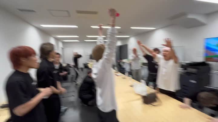 鈴木昂秀のインスタグラム：「・ 今日のリリイベの休憩時間 北人さんvs山ショウさんの 【リリイベチーム対抗戦 スマブラバトル】 第一回戦目の映像です😙 クラウド(北人さん) @hokuto.yoshino.16_official  ネス(山ショウさん) @rampage_yamasho1006   これはBチーム対Cチームの 初心者同士のバトルです！！  WORLD CUP並みに盛り上がりました😂  #スマブラ #THERAMPAGE #16BOOSTERZ #今度ゲーム配信で #RAMPAGE #vs #RAVERS #やってみるの #面白くね？笑 #男子校ノリ  @the_rampage_official」