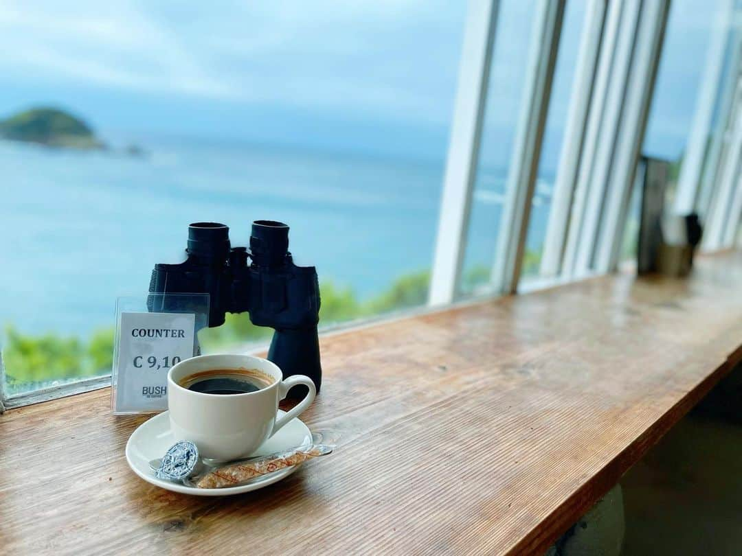 森夏子のインスタグラム：「🍹 和歌山・すさみ町の絶景カフェ BUSH DE COFFEE @bushdecoffee  あいにくのお天気でしたが のんびり流れる空気が心地よく 波の音を聞きながら”ぼぉ〜”と。。。  屋外のテラスも心地良さそうだったし キッズルームもあるので 家族でも楽しく過ごせそう♫  わんこ🐾と一緒に楽しめますよ。  ピッツァもパスタも絶品とのこと🍕🍝 次回はがっつり食べるんだっ🤤  あ〜 和歌山最高🙌  ワーケーションも有りだな✏️  Bush de coffee（ブッシュ ド コーヒー） 📍和歌山県西牟婁郡すさみ町見老津2-1 営業時間11:00～17:00 定休日：木曜日  #bushdecoffee #すさみ #和歌山 #ワーケーション #絶景ワーケーション  #わんこok #ペット同伴可  #テラス席 #ペット同伴カフェ #わんことおでかけ⁠ #愛犬とおでかけ #和歌山 #和歌山観光 #和歌山カフェ #和歌山カフェ巡り #和歌山グルメ #海カフェ #プチ旅行 #Wakayama #workation #susami  #wakayamagram #mustplacetovisit  #localjapan #와카야마」