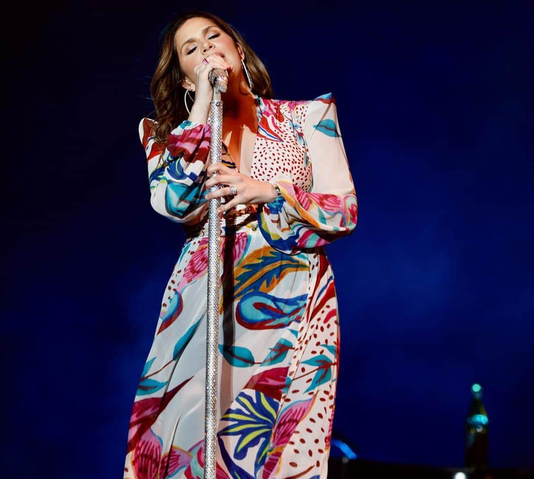 ヒラリー・スコットのインスタグラム：「Laughlin, NV was a special one! Thanks for having us. 💖 (gave dress details in my stories!) 📸 @hodgesusry  💄 @jessberriosartistry」