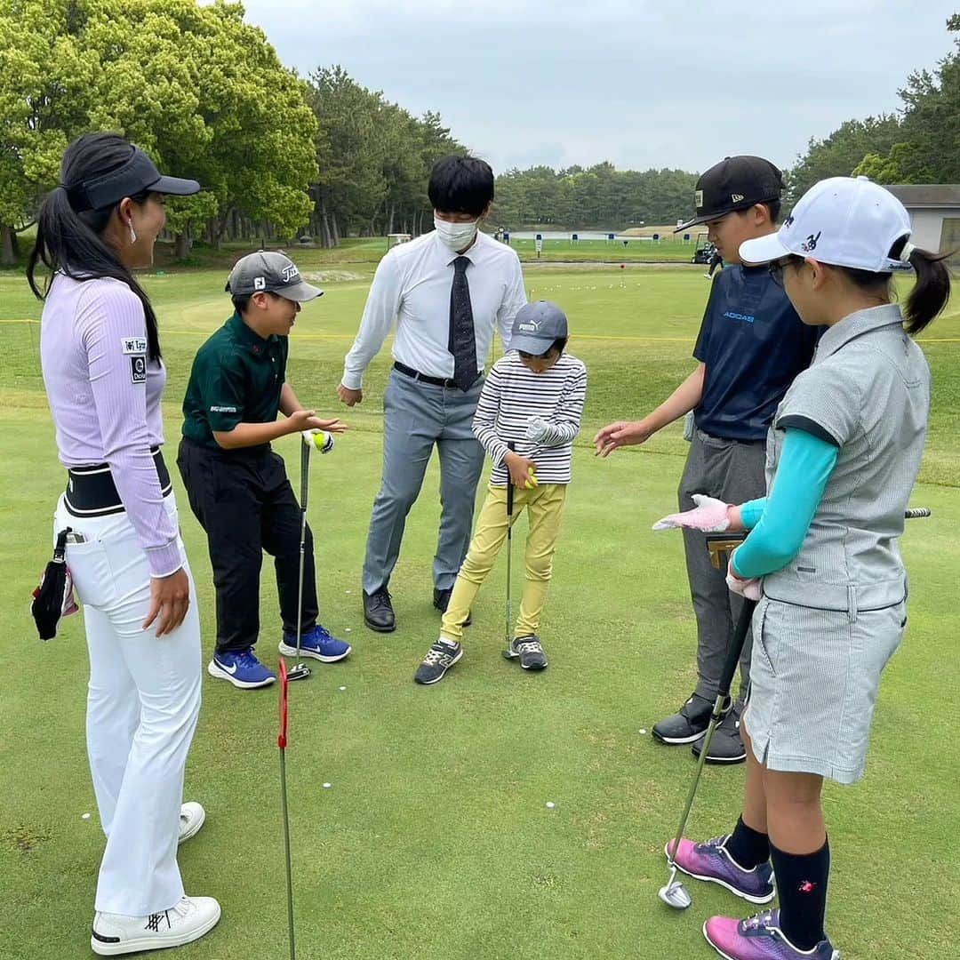 小澤美奈瀬さんのインスタグラム写真 - (小澤美奈瀬Instagram)「今回はゴールデンウィークに浜松シーサイドゴルフクラブさまにてジュニアへのショートゲームレッスン会も開催させていただきました🥰🎪💕 アプローチ、パターの練習方法や打ち方などをお伝えしながらゲーム方式でレッスンさせていただきみんな一生懸命に頑張っていて素晴らしかったです😍⛳ゴルフをより好きになってほしいのでジュニアの楽しんでいる姿を見ると嬉しくなります☺️💕また行きたいって言ってくれて嬉しかったのと、大人の部も欲しいとご要望を頂き確かにショートゲームはどの年齢、レベルでも確実に押さえたいポイントなので色々またイベントができるように計画していきたいと思いました🥰⛳ ジュニアのみんな本当にありがとう😆💕みんなの笑顔を見ていたら先生もすごく元気になったよー😍💕また会おうね~🌟🌟  #浜松シーサイドゴルフクラブ #ゴルフレッスン #ジュニアレッスン #ショートゲーム #USLPGA #小澤美奈瀬」5月7日 23時25分 - i_am_minase