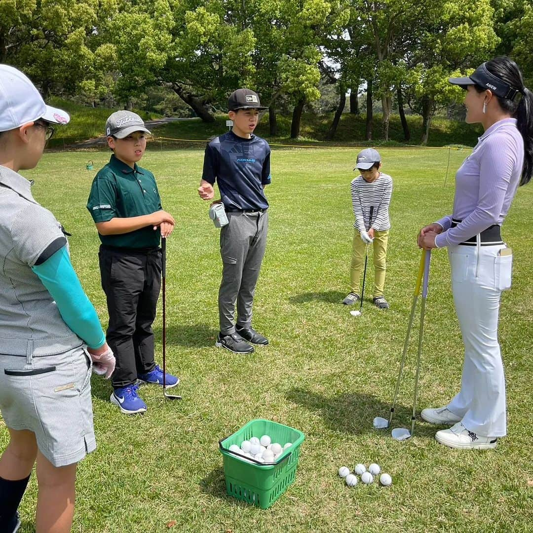 小澤美奈瀬さんのインスタグラム写真 - (小澤美奈瀬Instagram)「今回はゴールデンウィークに浜松シーサイドゴルフクラブさまにてジュニアへのショートゲームレッスン会も開催させていただきました🥰🎪💕 アプローチ、パターの練習方法や打ち方などをお伝えしながらゲーム方式でレッスンさせていただきみんな一生懸命に頑張っていて素晴らしかったです😍⛳ゴルフをより好きになってほしいのでジュニアの楽しんでいる姿を見ると嬉しくなります☺️💕また行きたいって言ってくれて嬉しかったのと、大人の部も欲しいとご要望を頂き確かにショートゲームはどの年齢、レベルでも確実に押さえたいポイントなので色々またイベントができるように計画していきたいと思いました🥰⛳ ジュニアのみんな本当にありがとう😆💕みんなの笑顔を見ていたら先生もすごく元気になったよー😍💕また会おうね~🌟🌟  #浜松シーサイドゴルフクラブ #ゴルフレッスン #ジュニアレッスン #ショートゲーム #USLPGA #小澤美奈瀬」5月7日 23時25分 - i_am_minase