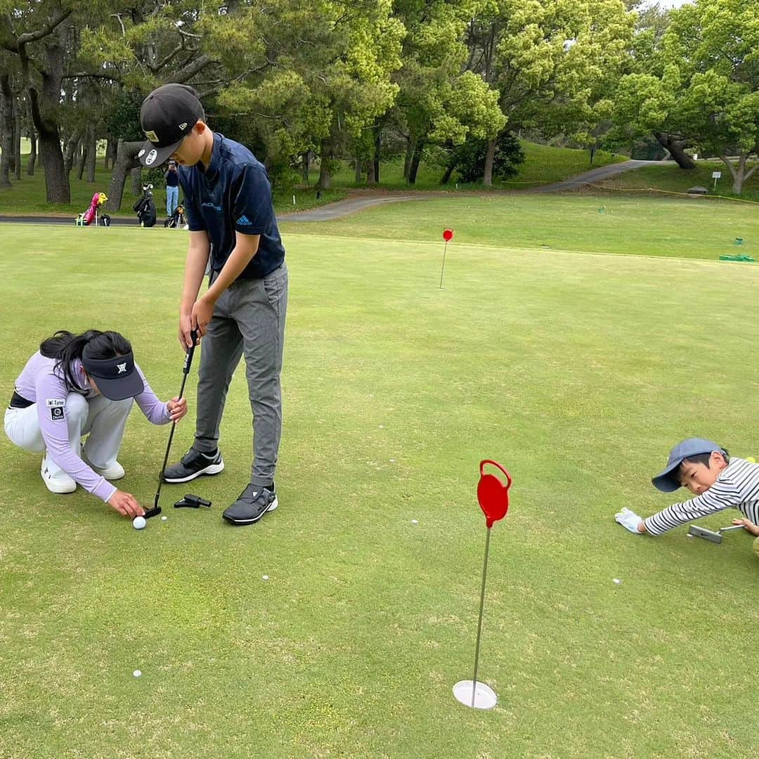 小澤美奈瀬さんのインスタグラム写真 - (小澤美奈瀬Instagram)「今回はゴールデンウィークに浜松シーサイドゴルフクラブさまにてジュニアへのショートゲームレッスン会も開催させていただきました🥰🎪💕 アプローチ、パターの練習方法や打ち方などをお伝えしながらゲーム方式でレッスンさせていただきみんな一生懸命に頑張っていて素晴らしかったです😍⛳ゴルフをより好きになってほしいのでジュニアの楽しんでいる姿を見ると嬉しくなります☺️💕また行きたいって言ってくれて嬉しかったのと、大人の部も欲しいとご要望を頂き確かにショートゲームはどの年齢、レベルでも確実に押さえたいポイントなので色々またイベントができるように計画していきたいと思いました🥰⛳ ジュニアのみんな本当にありがとう😆💕みんなの笑顔を見ていたら先生もすごく元気になったよー😍💕また会おうね~🌟🌟  #浜松シーサイドゴルフクラブ #ゴルフレッスン #ジュニアレッスン #ショートゲーム #USLPGA #小澤美奈瀬」5月7日 23時25分 - i_am_minase