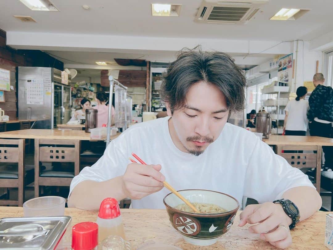 上山竜治のインスタグラム：「僕、ソーキそば、朝昼晩でもいい。深しあなた。好き、あなた。時にまぁまぁ。流れゆく時。噛む余裕もないほどに目まぐるしく流し込む時間の中でそれぞの思いそこにありき。 #okinawa #ソーキそば　#ソウルフード　#ソーキそばのような頭、わたし。」