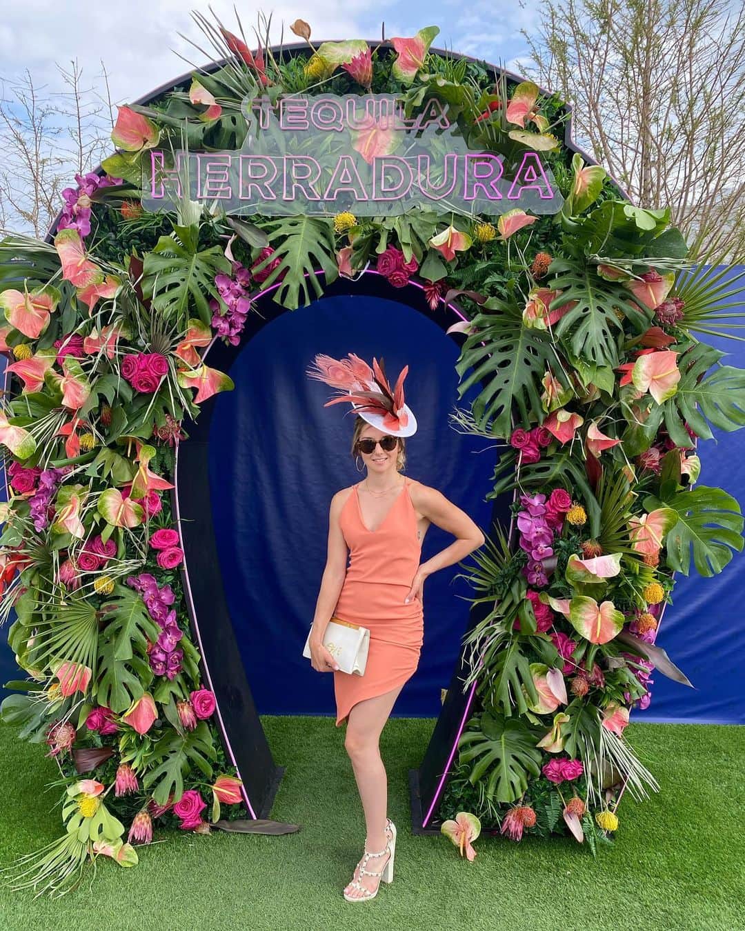ミカエル・ミシェルのインスタグラム：「Kentucky Derby Day 🌹👒😍  #kyderby #kentuckyderby #hat」