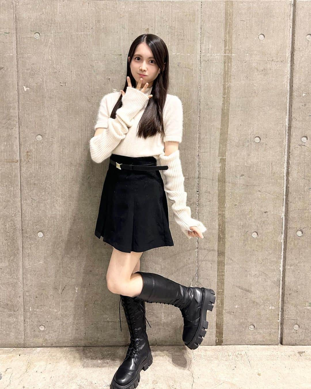 水島美結のインスタグラム：「今日の私服はモノトーンコーデ🤍🖤  #私服　#モノトーンコーデ  #アームウォーマー #ミニスカートコーデ」