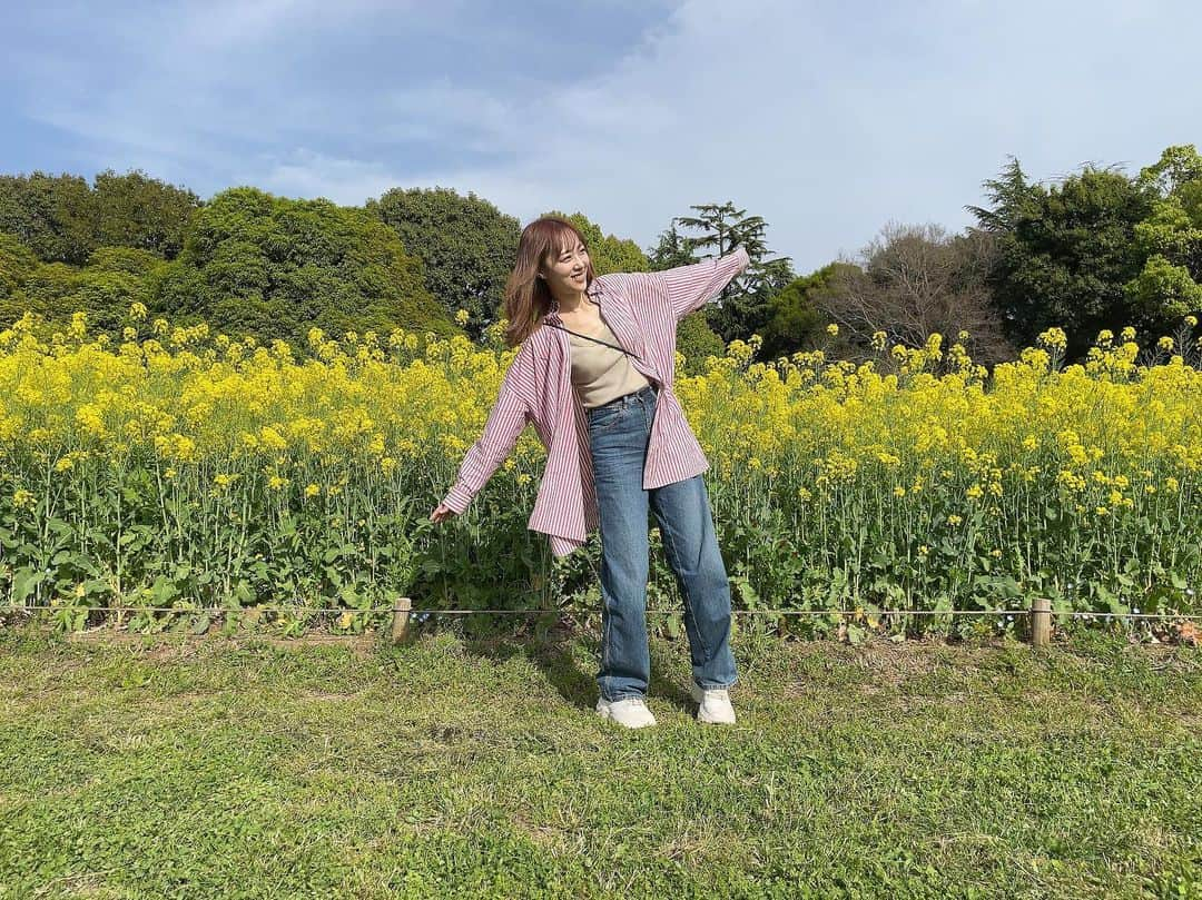 yurikaのインスタグラム：「💐👶🏻🌈🌿💠 * 息子と母とピクニックに行った日🌱 天気も良くて最高に公園日和🤍 * たくさん歩いていろんなお花見ておしゃれなカフェでのんびりもできて、楽しかった🌷✨息子くんだいたい寝てたけど、起きてる時に少しでもピクニック楽しんでもらえてよかったな🫶🌿 * 小さい頃からよく行ってたけど、また大人になると違った楽しさがあって良いなあ💛 とってもおすすめな場所です🌷 * * この日のvlogは、youtubeに載せています🥰 * * #vlog #picnic #fashion #ピクニック #生後4ヶ月 #生後4ヶ月男の子 #男の子ベビー #男の子ママ #ママコーデ #公園コーデ #新米ママ #昭和記念公園 #春コーデ #プチプラコーデ #菜の花畑 #チューリップ畑 #ネモフィラ #春メイク」