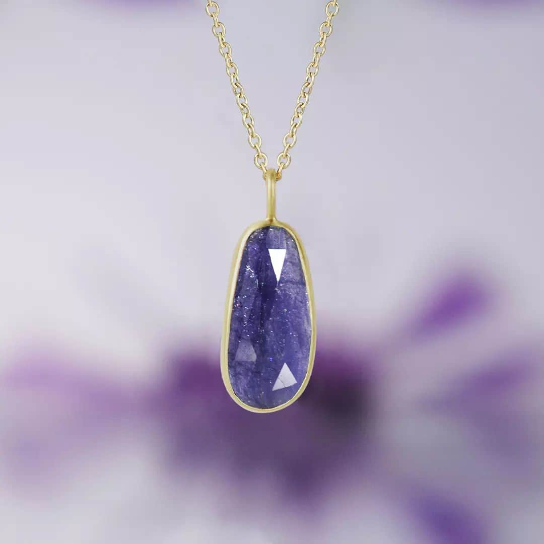 ミーアンドローのインスタグラム：「Tanzanite is known for its calming and soothing effects, while its shifting colors honor the beauty of Mother Nature. This One-of-a-Kind pendant features a stunning 9.05 carat rose cut tanzanite stone with alluring deep blue and violet hues.」