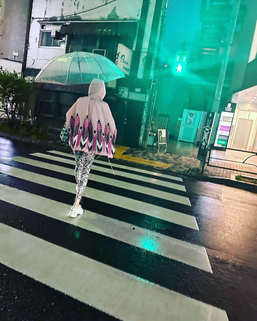 風間ゆみえさんのインスタグラム写真 - (風間ゆみえInstagram)「私は雨が好きだけど、  明日は晴れてね。  お日さまに会いたい撮影があるので よろしくお願いします。  写真二枚目、三枚目は、ヨガ帰りのSHIHO @shiho_style の後ろ姿が可愛くって思わず急いでiPhone取り出して撮ったの。 薄着過ぎて、笑いながら、震えながら帰るSHIHO😂💕 風邪ひかないようにね！」5月7日 23時35分 - yumie_kazama