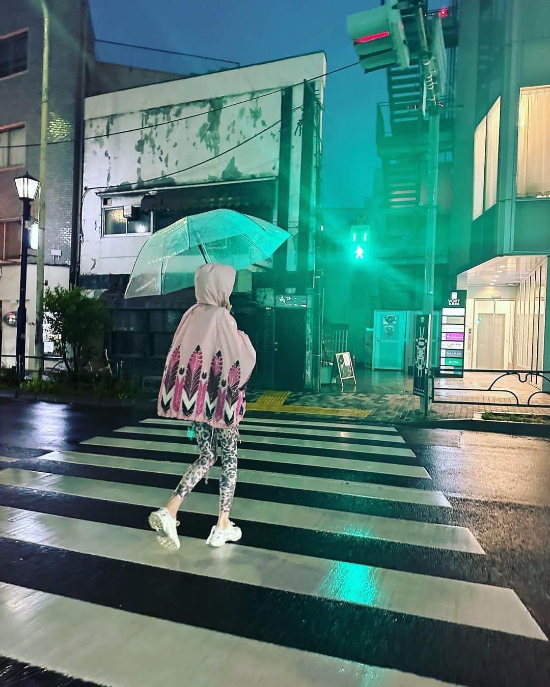 風間ゆみえさんのインスタグラム写真 - (風間ゆみえInstagram)「私は雨が好きだけど、  明日は晴れてね。  お日さまに会いたい撮影があるので よろしくお願いします。  写真二枚目、三枚目は、ヨガ帰りのSHIHO @shiho_style の後ろ姿が可愛くって思わず急いでiPhone取り出して撮ったの。 薄着過ぎて、笑いながら、震えながら帰るSHIHO😂💕 風邪ひかないようにね！」5月7日 23時35分 - yumie_kazama