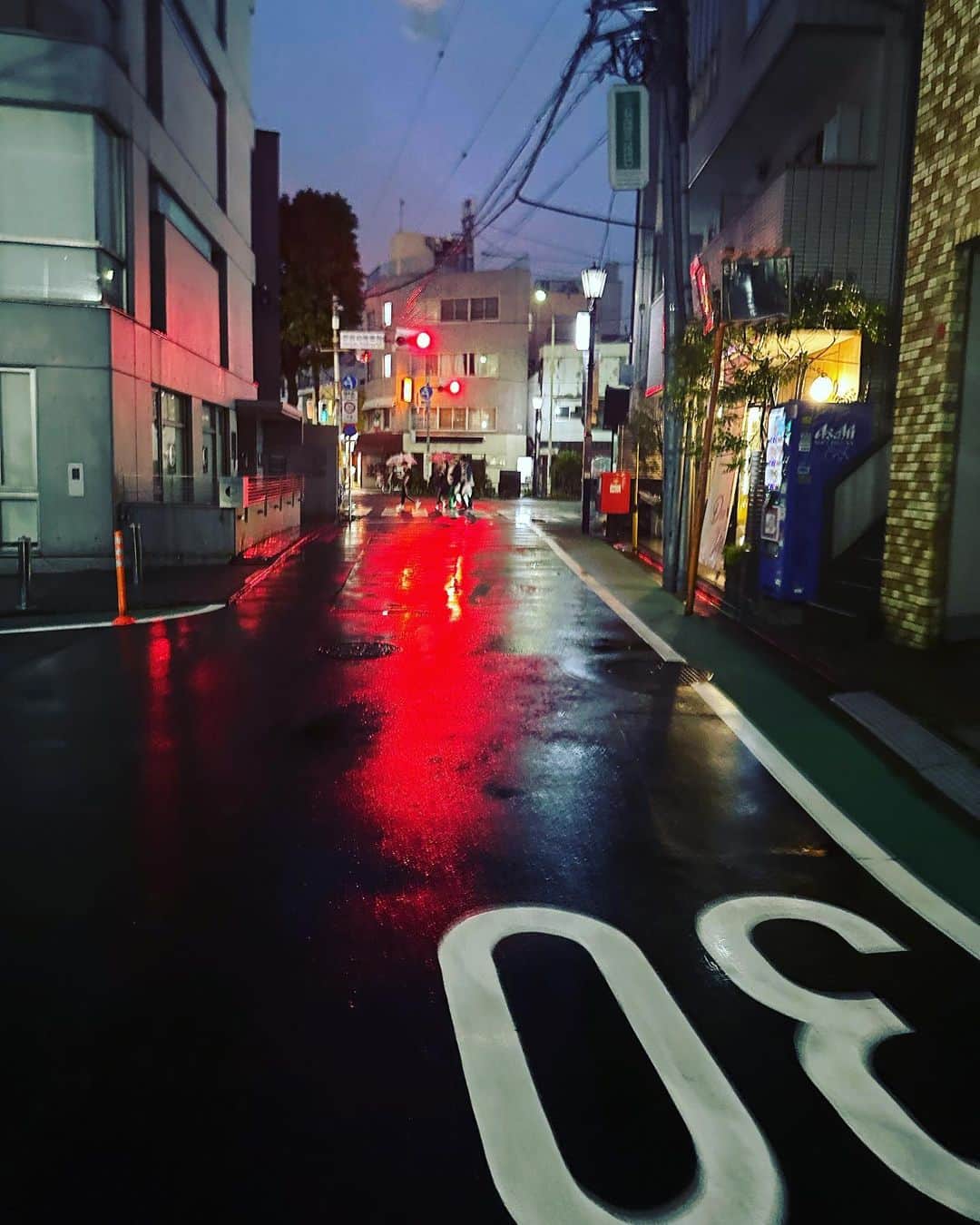 風間ゆみえのインスタグラム：「私は雨が好きだけど、  明日は晴れてね。  お日さまに会いたい撮影があるので よろしくお願いします。  写真二枚目、三枚目は、ヨガ帰りのSHIHO @shiho_style の後ろ姿が可愛くって思わず急いでiPhone取り出して撮ったの。 薄着過ぎて、笑いながら、震えながら帰るSHIHO😂💕 風邪ひかないようにね！」