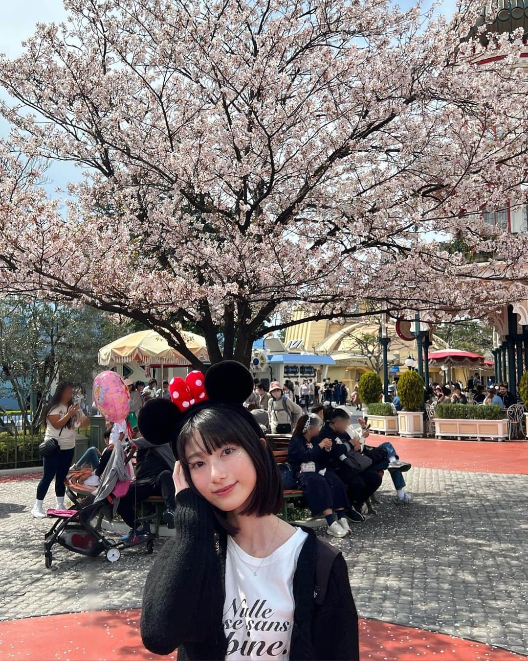 のインスタグラム：「🎠⛲️  連休はどう過ごされましたか? :)  いつの日かのland🪽  #disneyland」