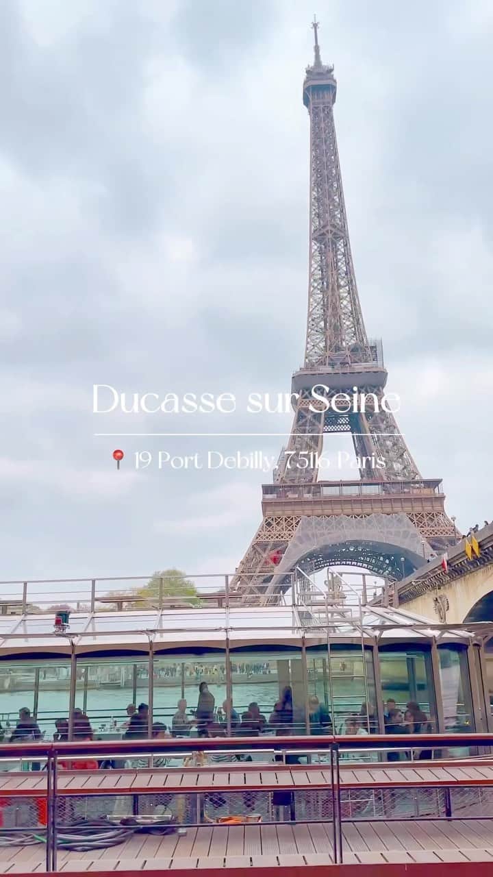 cherieのインスタグラム：「セーヌ川をクルーズしながら船上ランチ🚢🍽 Ducasse sur Seineはアラン・デュカスが手がけるクルーズ船で、パリの景色を眺めながらフレンチのコースがワイン込み95€~楽しめます🥂✨ お料理も華やかで美味しくて、思いっきりパリ気分を味わえたのでとてもおすすめ♡ ネットから予約&事前決済ができました💳 出航するポートの場所が分かりづらい&少し歩くので、時間には余裕を持って行かれるとよさそうです🫶🏻   #フランス旅行 #パリ旅行 #セーヌ川 #セーヌ川クルーズ #クルーズ船 #パリグルメ」