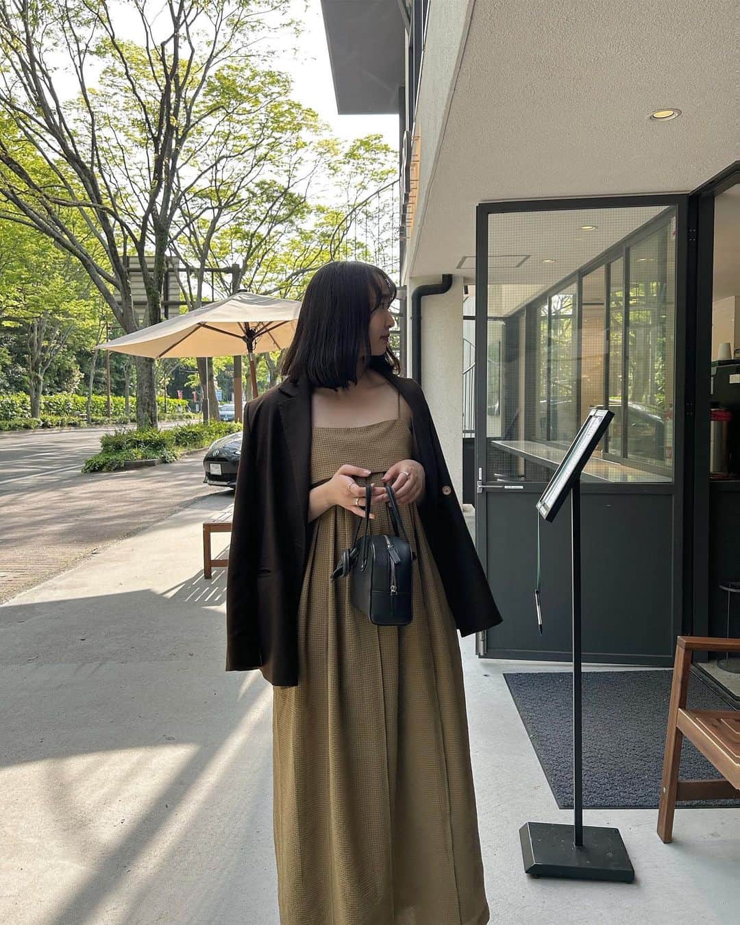 のインスタグラム：「今年のGWは気温も暖かく ノースリーブアイテムが楽しめたな♡  jaket @marno__official  onepiece @miesrohe_  bag @vasic_japan  shoes @fray_id  🖤  珍しくカーキブラウンっぽいワンピースを手に取りました♡ 軽くて、サラッと着れて嬉しいアイテム 色違いも欲しいくらい。☺️」