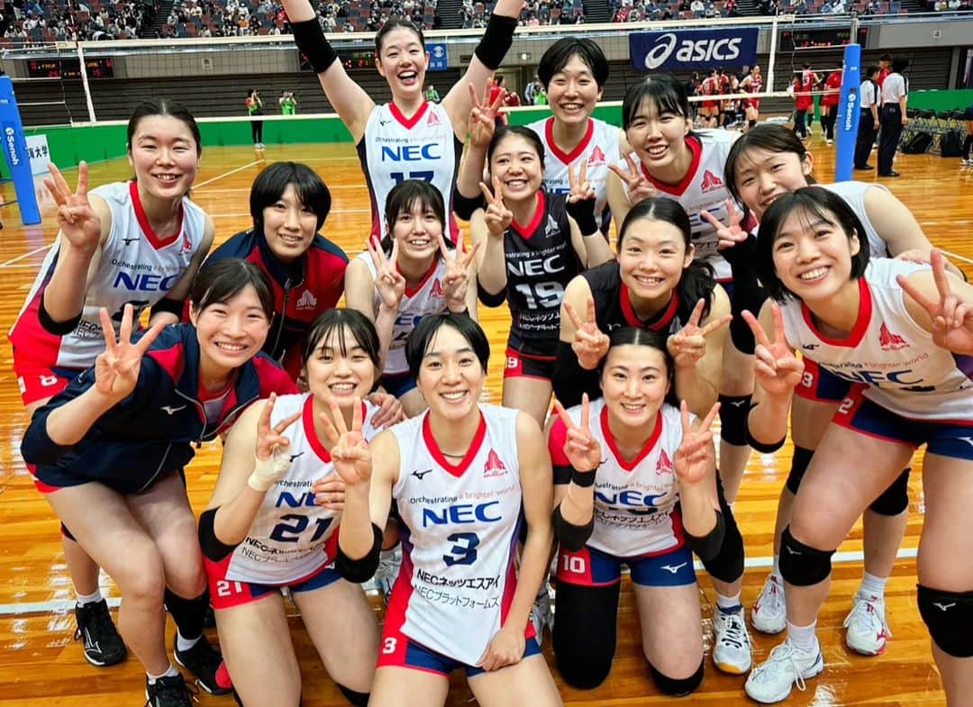井上琴絵さんのインスタグラム写真 - (井上琴絵Instagram)「🚀 . 2023 黒鷲旗 たくさんの応援ありがとうございました🤗  3冠目指してできるのは私たちだけで、 メンバーが抜けてても絶対獲ってやるって挑んで。  結果はやっぱり悔しいでしかないけど、今シーズン夏からいろんなこと一緒に乗り越えてきた若いメンバー達と、いい顔でプレーして、助け合って支え合って、最後まで諦めないで戦いきれたこと本当に良かった。1試合1試合みんなの成長してる姿が後ろから見てて頼もしかったし嬉しかった。わたし自身も、大好きなみんなとプレーするのも楽しかったし、駆け引きや勝負も楽しみながらできました。  あの1本拾えてたら、、とか もうちょっとこれができたら、、とか反省はたくさんあるけど。  やっぱりバレーボールって楽しいなって再確認💓 もう1試合みんなとやりたかったな～🫶  @nec_rr_official  #NECレッドロケッツ#🚀 #輝UniteAllOnesEnergy  #バレーボール#女子バレー #黒鷲旗 #宇宙一輝く星へ#最高の仲間#最強な仲間 #丸善インテックスアリーナ #KeepGoing#💪#GoRockets#🔥」5月7日 23時52分 - kotoe.i15