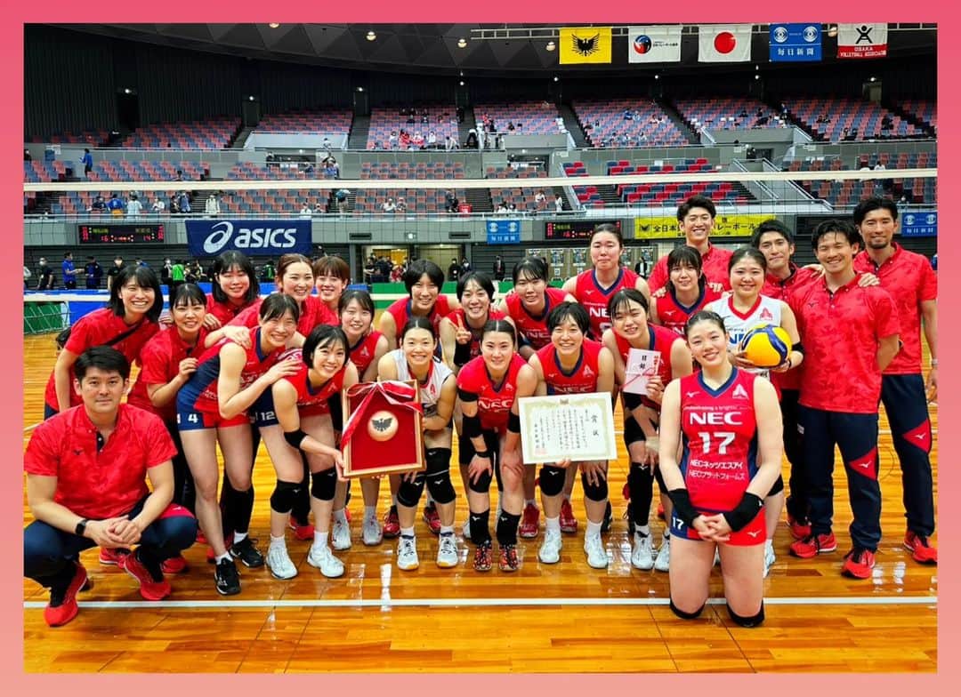 井上琴絵さんのインスタグラム写真 - (井上琴絵Instagram)「🚀 . 2023 黒鷲旗 たくさんの応援ありがとうございました🤗  3冠目指してできるのは私たちだけで、 メンバーが抜けてても絶対獲ってやるって挑んで。  結果はやっぱり悔しいでしかないけど、今シーズン夏からいろんなこと一緒に乗り越えてきた若いメンバー達と、いい顔でプレーして、助け合って支え合って、最後まで諦めないで戦いきれたこと本当に良かった。1試合1試合みんなの成長してる姿が後ろから見てて頼もしかったし嬉しかった。わたし自身も、大好きなみんなとプレーするのも楽しかったし、駆け引きや勝負も楽しみながらできました。  あの1本拾えてたら、、とか もうちょっとこれができたら、、とか反省はたくさんあるけど。  やっぱりバレーボールって楽しいなって再確認💓 もう1試合みんなとやりたかったな～🫶  @nec_rr_official  #NECレッドロケッツ#🚀 #輝UniteAllOnesEnergy  #バレーボール#女子バレー #黒鷲旗 #宇宙一輝く星へ#最高の仲間#最強な仲間 #丸善インテックスアリーナ #KeepGoing#💪#GoRockets#🔥」5月7日 23時52分 - kotoe.i15