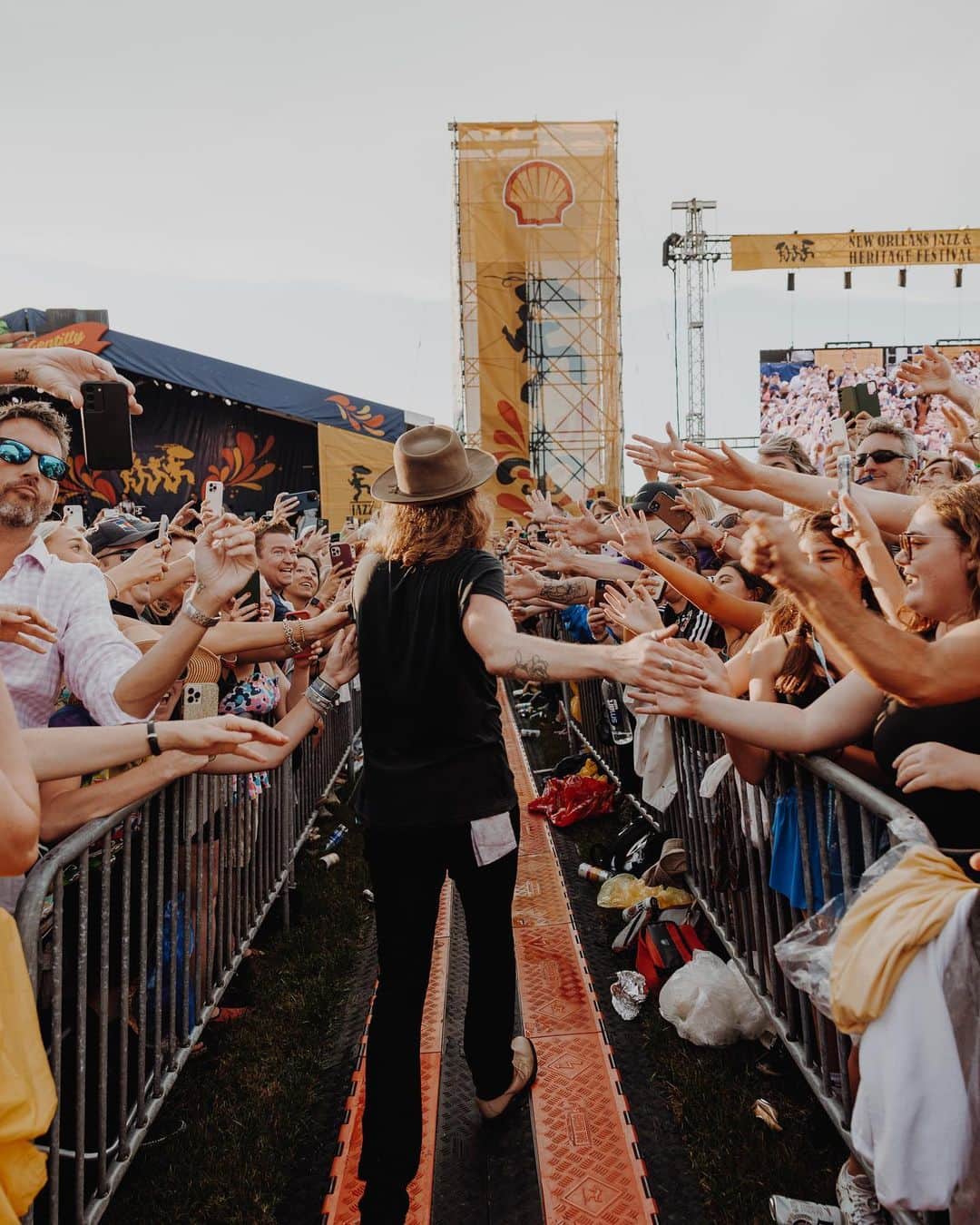 The Lumineersさんのインスタグラム写真 - (The LumineersInstagram)「A great day and a great crowd! Thanks for having us @jazzfest 🎶  📸: @maggielndnphoto」5月7日 23時55分 - thelumineers