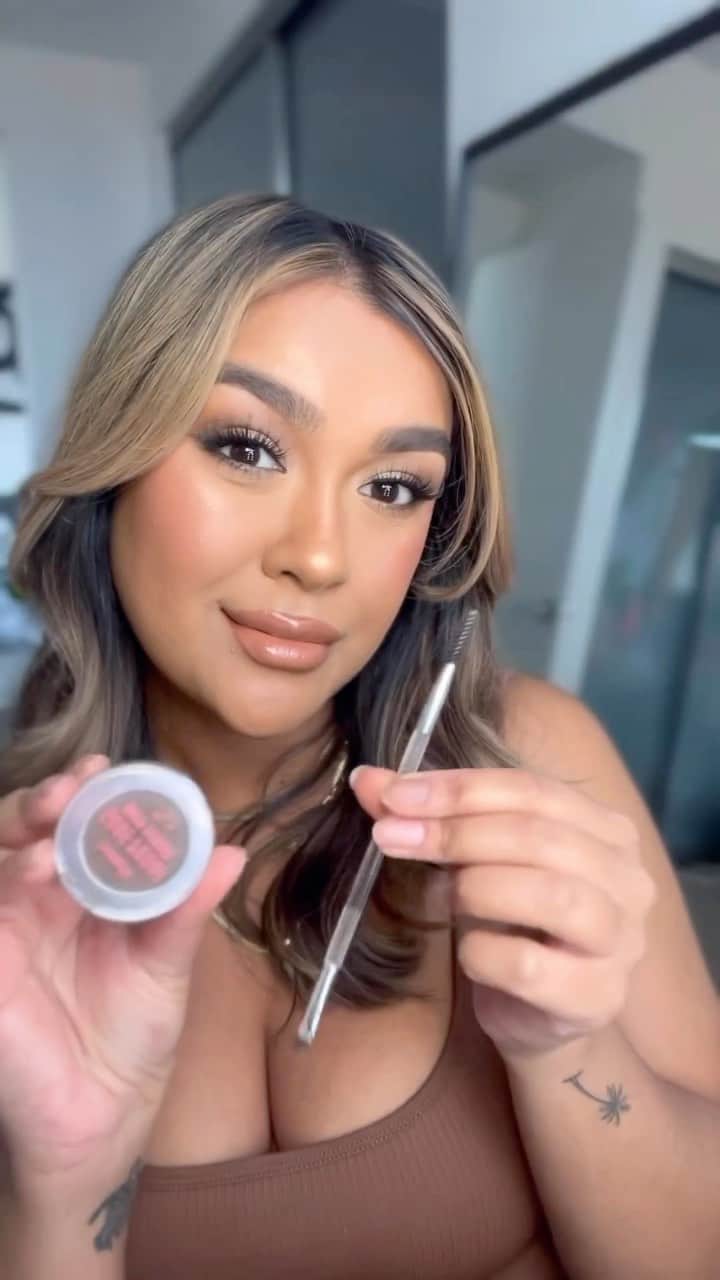 のインスタグラム：「National Brow and Beauty Authority, @itsdeepalpeople , shares with us how she transforms & grooms her brows to perfection! 😍⁠ 1️⃣ With #gimmebrow+ gel comb it through the brows for a tint⁠ 2️⃣ Use NEW Goof Proof Brow Powder to softly  fill in the sparse areas ⁠ ⁠ Will you be trying out this combo? 💗⁠ ⁠ #benefitcosmetics #makeup #beauty #glam #browroutine #makeuptutorial」