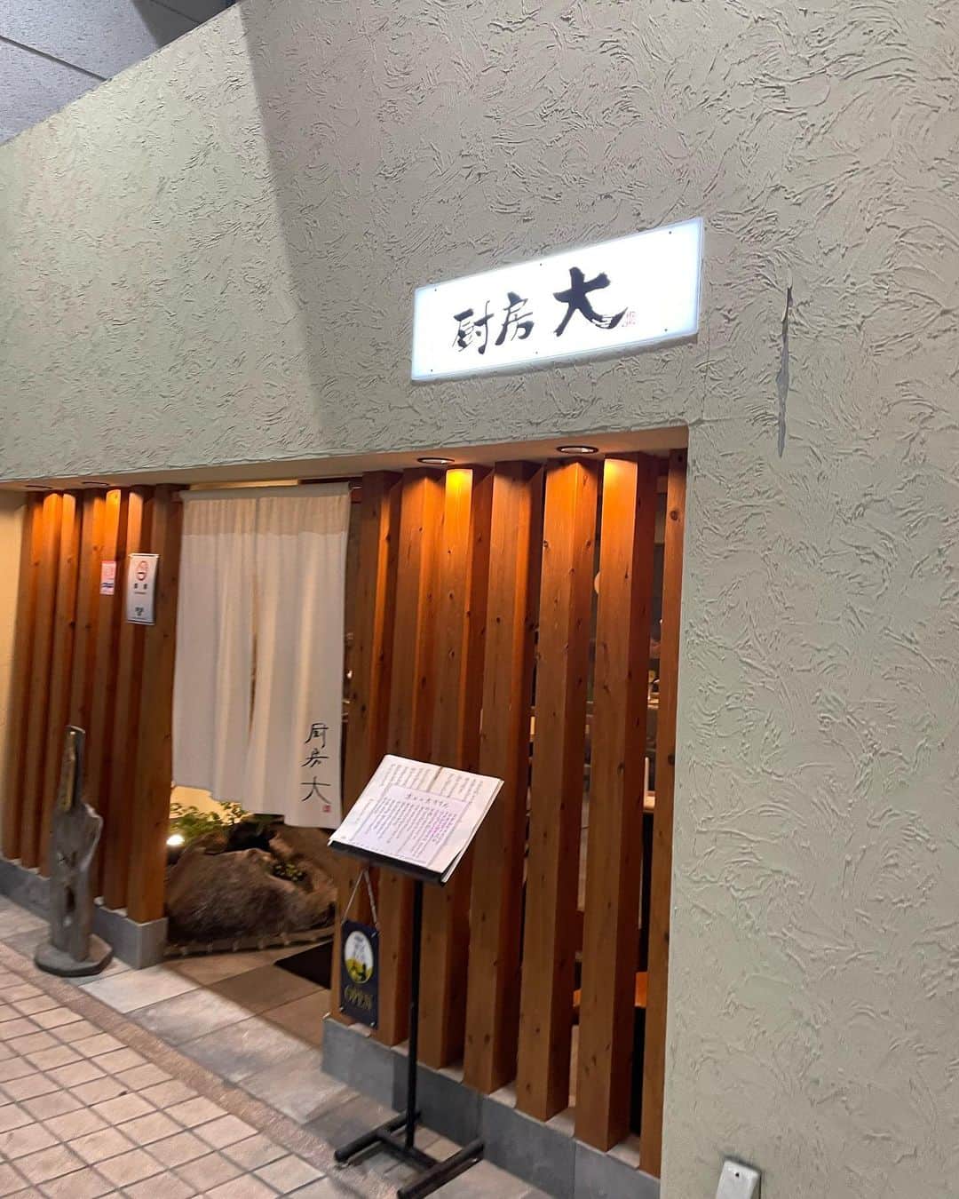 LIHOCOさんのインスタグラム写真 - (LIHOCOInstagram)「࿓ ストーリーで好評だったやつ 🤭 室内だから画質悪いけど〜。  この日は厨房大にご飯行ったよ🍴 GW中だから多かったけど、奇跡的に入れた🥳 いつ行ってもおいしい〜🩷 ふらっと立ち寄れて好きなお店🩷  どこの居酒屋行ってももずく頼むw もずく大好き、沖縄行きたいなあ🥹」5月7日 23時56分 - lihoco01