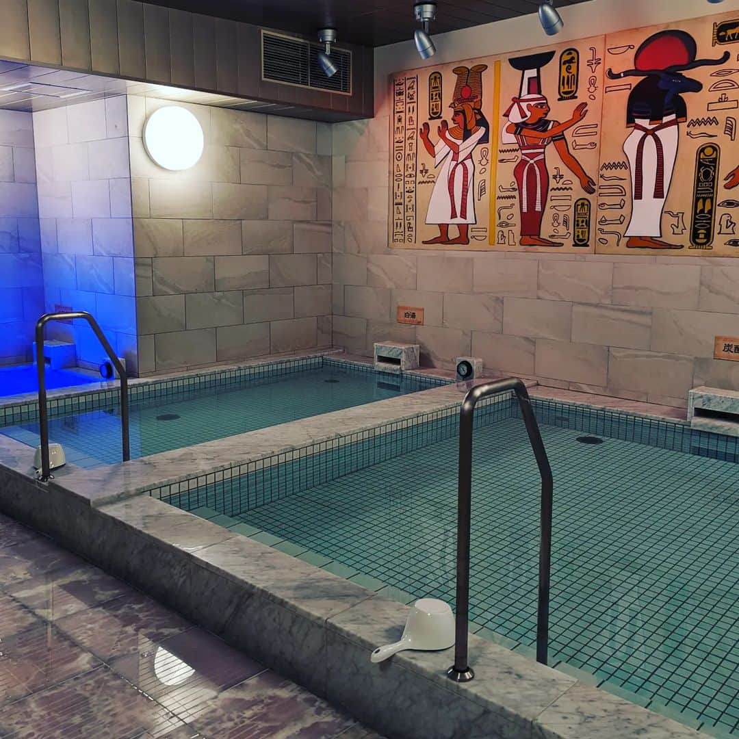 GLOWのインスタグラム：「. 先月オープンしたテルマー湯 西麻布に行ってきました！  お風呂、２種類のサウナ（女子用）、岩盤浴と楽しんできたのですが、エステルームやフィットネスルームもあったり、バラエティ豊かなサ飯が楽しめるレストランがあったり、なんと宿泊もできるらしく…西麻布にすごい楽園ができたな！と思いました。  で、このテルマー湯 西麻布で一番「おお！」となったのが、ReFa（リファ）の製品が常備されていること。 パウダールームにはドライヤーとヘアアイロン（カールとストレートの２種！）、そして浴室のシャワーヘッドもリファ ファインバブル ピュア！  このシャワーヘッドがいい！とあらゆる方面から耳にしていたので（発売中のGLOW6月号「ウェルネスアワード」でも選出されています！）、ここで実際に使えてめちゃくちゃうれしかったのです。  百聞は一見にしかずとはこのこと。 すぐ入手確定しました笑  ４種類の水流の中でもやっぱりお気に入りは、ふんわり包まれるミストシャワー。 これが自宅のお風呂で味わえるなんて！ あと、湯船にシャワーヘッドのお湯を加えるととてもなめらかになるのも素敵。 これはみんなが「いい！」って言うわ…と実感中です。  気になってるけど買う前に一度使ってみたいという方、まずはテルマー湯 西麻布に行くのがおすすめですよ！  #テルマー湯西麻布 #サウナ #岩盤浴 #リファ #refa #リファファインバブルピュア   編集す」