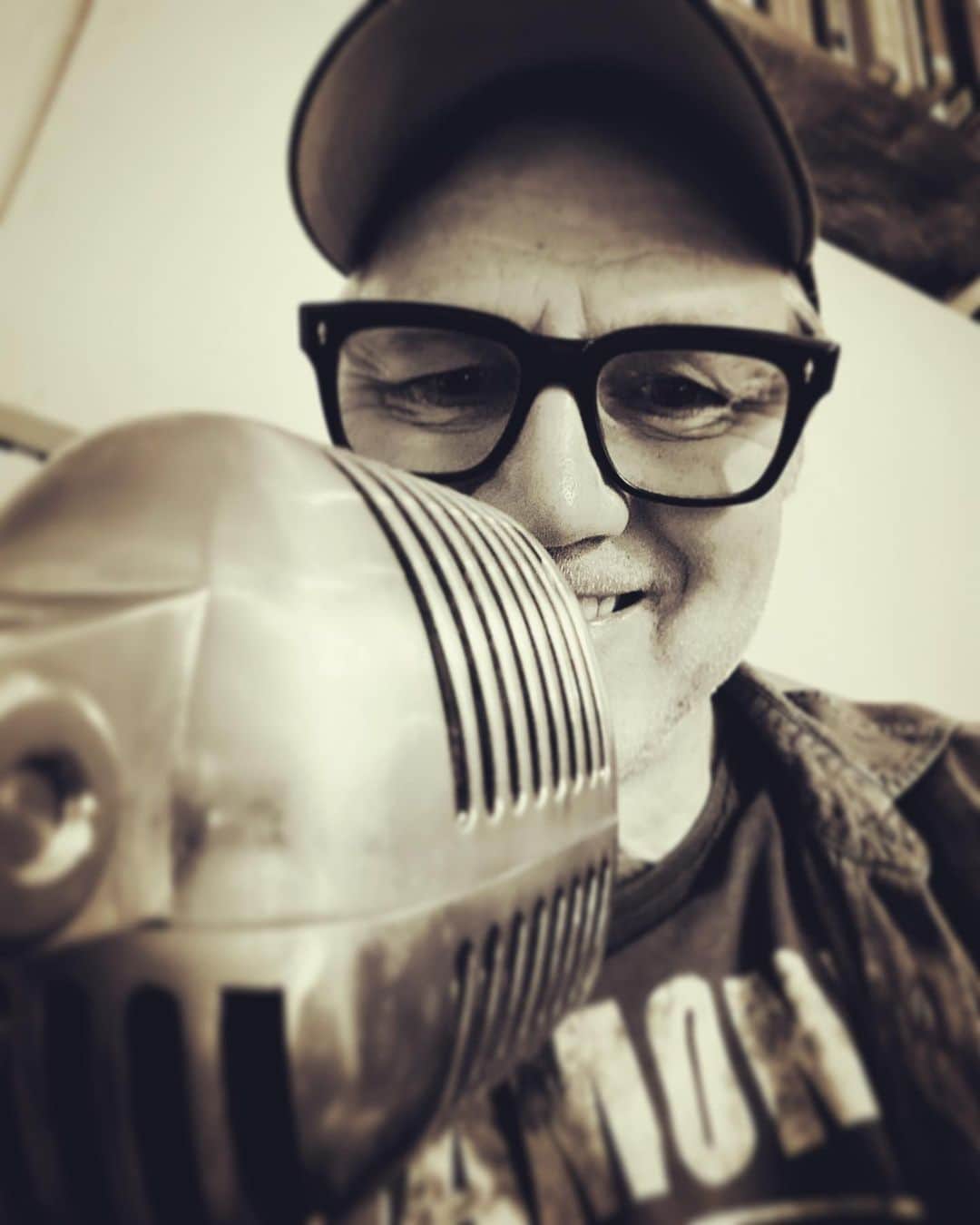 デビッド・モリシーのインスタグラム：「@boogalooradio Comin’ at ya!」