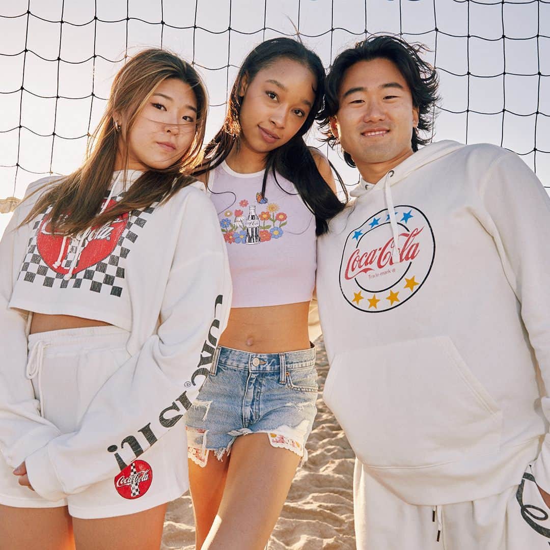 エアロポステールのインスタグラム：「Fizzling with style in #AeroCocaCola merch ❤️✨#WearAero」