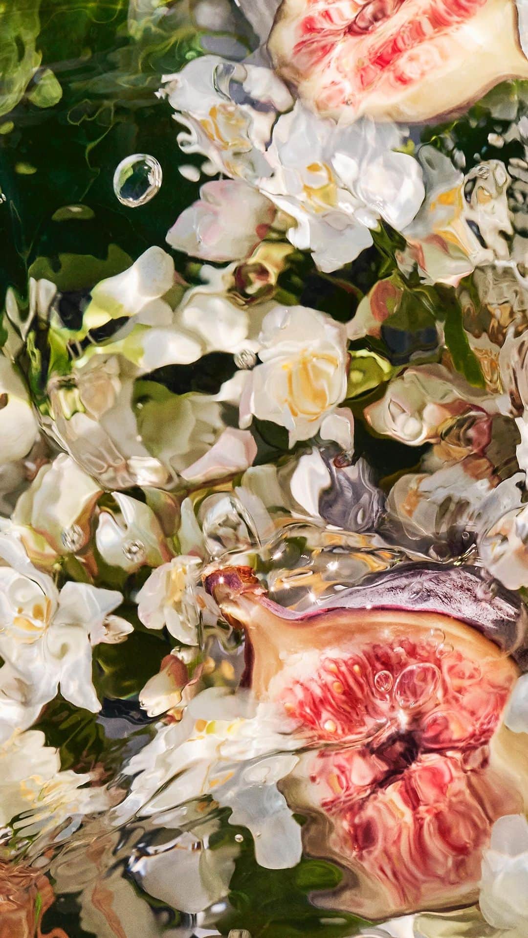 ゲランのインスタグラム：「More sustainable than ever before, the original Aqua Allegoria collection of exquisitely delicate fragrances is reborn. Now composed of 95% natural-origin ingredients, each fragrance is now refillable for life in Guerlain boutiques.  #Guerlain #GuerlainParfumeur #AquaAllegoria」