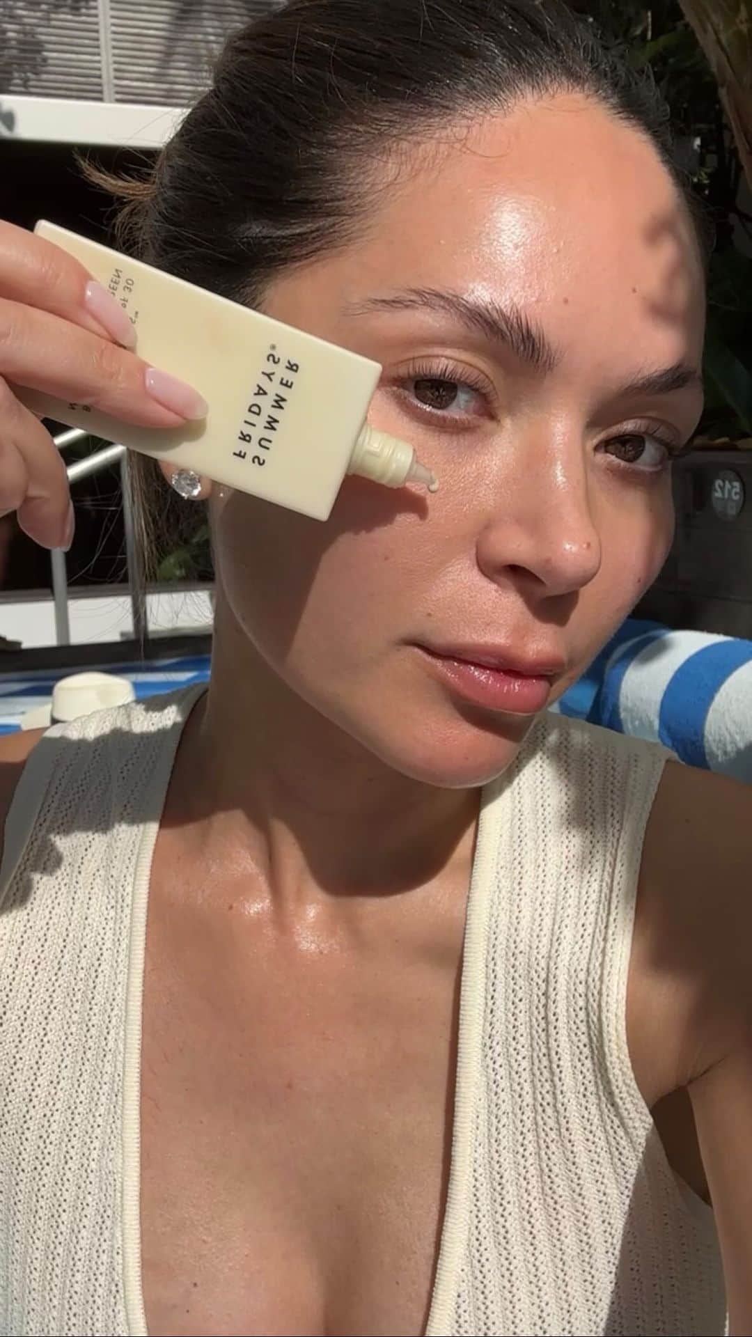 Marianna Hewittのインスタグラム：「my morning skincare routine • cleanser • vitamin c serum & eye cream • moisturizer • @summerfridays ShadeDrops SPF - a beautiful milky mineral formula that wears well under makeup 😎」