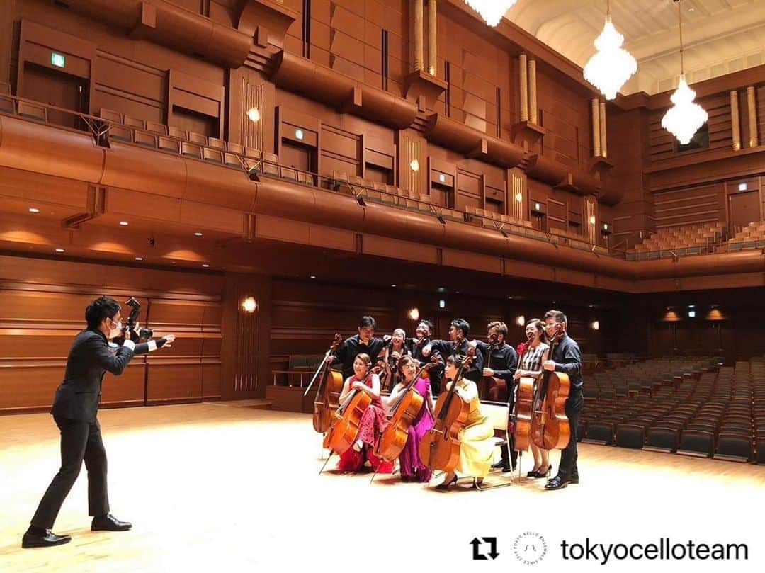 新倉瞳さんのインスタグラム写真 - (新倉瞳Instagram)「Tokyo Cello Ensemble vol.14 Thank you very much!  客席の皆さまの笑顔があたたかくてもう…🥹メンバー皆幸せな気持ちでいっぱいです。 ありがとうございました‼️ また来年👋🏻  (今年の10月はなんと岐阜サラマンカホールへも参ります🫡✨)  #Repost @tokyocelloteam  ・・・ 第14回東京チェロアンサンブル 無事に終演しました‼️  完売御礼🥹✨💐 皆さまのご来場、応援に心から感謝です。  次回は第15回記念公演は5月12日(日) 📣オペラシティ武満メモリアルにて📣  チケット最新情報はこちらから☟ forms.gle/uxp7AWUoh7bm5z…  終演後のオフショット📸」5月8日 0時06分 - hitominiikura