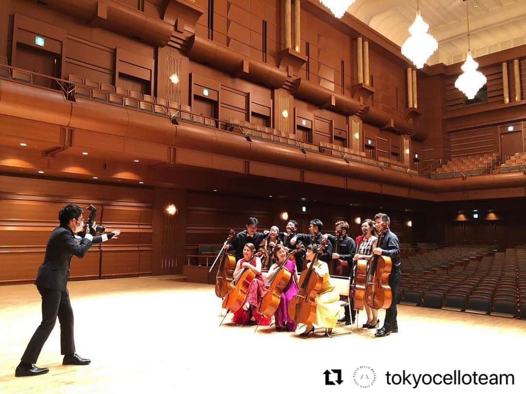 新倉瞳のインスタグラム：「Tokyo Cello Ensemble vol.14 Thank you very much!  客席の皆さまの笑顔があたたかくてもう…🥹メンバー皆幸せな気持ちでいっぱいです。 ありがとうございました‼️ また来年👋🏻  (今年の10月はなんと岐阜サラマンカホールへも参ります🫡✨)  #Repost @tokyocelloteam  ・・・ 第14回東京チェロアンサンブル 無事に終演しました‼️  完売御礼🥹✨💐 皆さまのご来場、応援に心から感謝です。  次回は第15回記念公演は5月12日(日) 📣オペラシティ武満メモリアルにて📣  チケット最新情報はこちらから☟ forms.gle/uxp7AWUoh7bm5z…  終演後のオフショット📸」