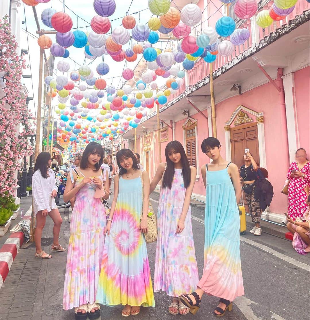 鈴木萌花さんのインスタグラム写真 - (鈴木萌花Instagram)「⁡ ⁡ 海外旅行するならどこ〜⁇🩵 ⁡ タイで4人でお揃いのワンピース買った時の写真☺︎🇹🇭」5月8日 0時09分 - amefurasshi_moeka_official_
