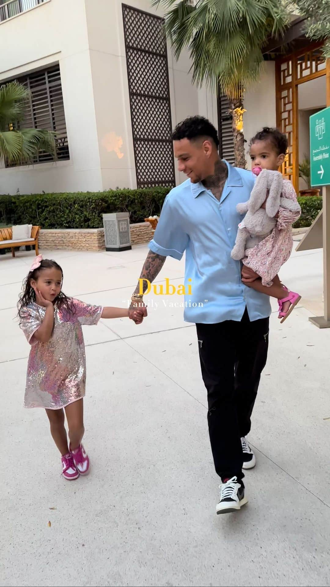 グレゴリー・ファン・デル・ヴィールのインスタグラム：「Little recap of our travel to Dubai. Happy to being able to do a family vacation even though our family broke up over a year ago.   Grateful for this moments in life with my children. We are doing our best at co parenting, and I think it’s important for the children too that their parents can get along. Dubai always been a favourite place to go to, so enjoying our time here 😁✌🏽  Look how big Naleya is getting, a little lady already 😭」