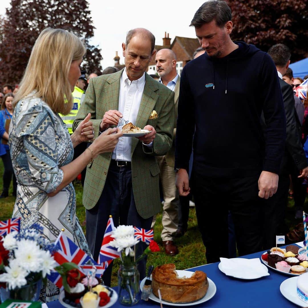 ロイヤル・ファミリーのインスタグラム：「Wonderful to see so many people out enjoying their Coronation Big Lunch today! 🧁🍾」